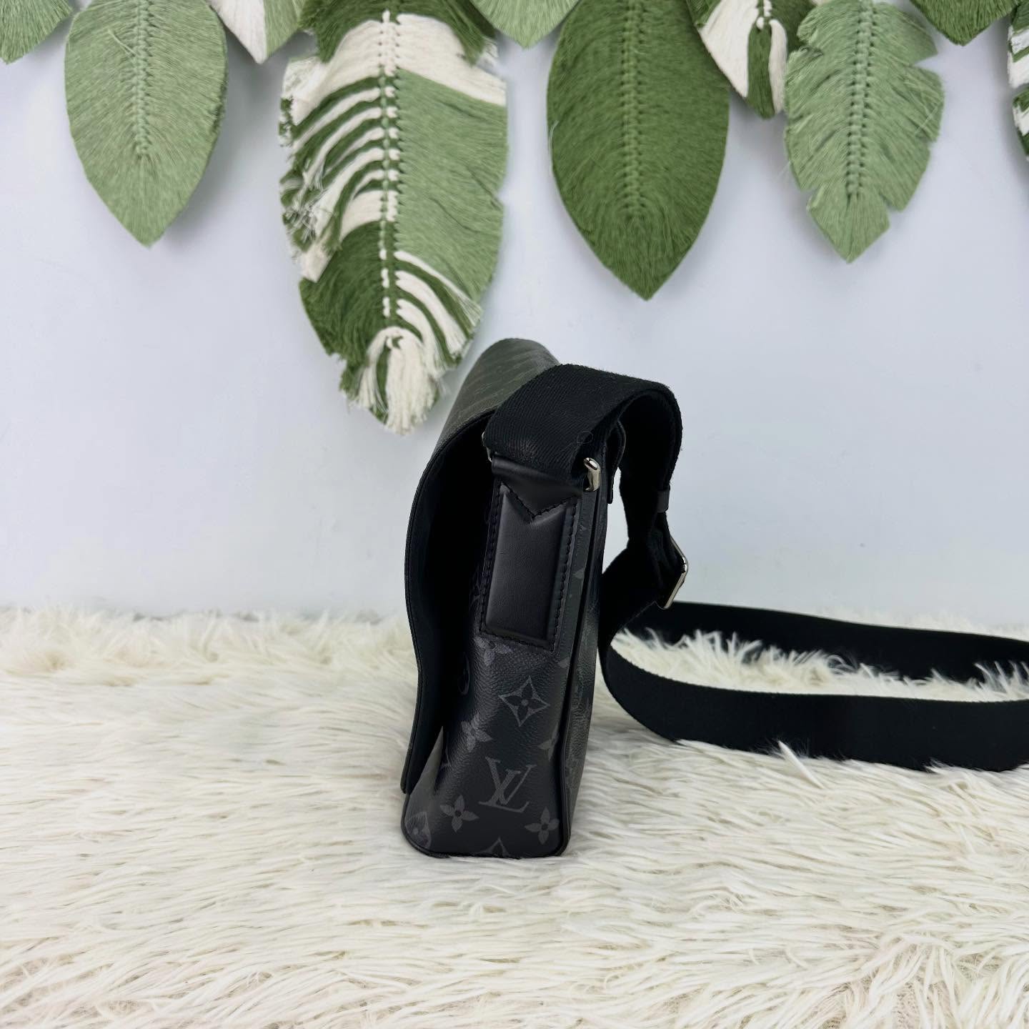 LV🤍PRE OWNED District 黑色老花郵差包 PM Size 晶片款🖤 