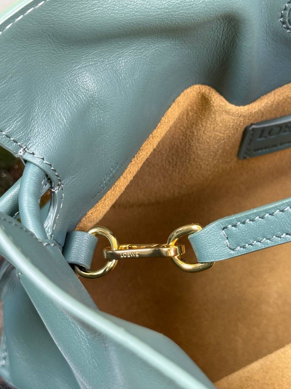 🎈全新升级—迷你烫金款𝙁𝙡𝙖𝙢𝙚𝙣𝙘𝙤出货啦✅ ❤️升级版福袋正面新增品牌烫金𝙇𝙤𝙜𝙤代替压印𝙇𝙤𝙜𝙤，肩带加宽同时增加两侧狗扣五金代替原本皮穿扣肩带，精致又便捷🥰 ❤️独家定制皮料五金，小牛皮皮质手感十分柔软且耐用，肩带🉑拆卸🉑调节，多种背法任你选择，容量超大，日常出行必备😍 ❤️独家品控，完全对版细节，全套礼盒🎁包装给你满满的仪式感🥰 迷你尺寸：𝟐𝟑 𝟗-𝟏𝟖-𝟗𝐜𝐦 款号：052030香根草绿