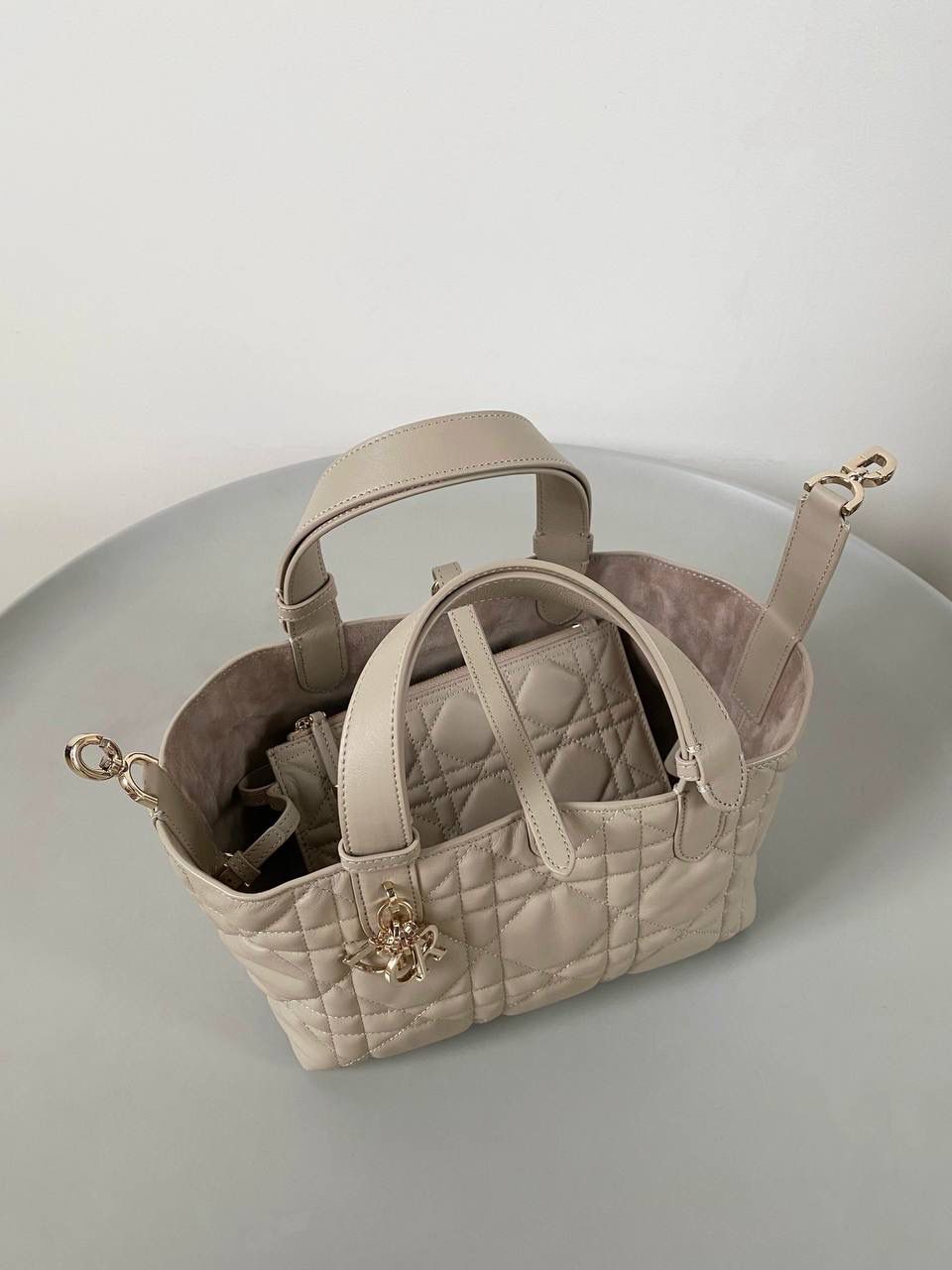 🈶胭脂米，小号 𝗗𝗜𝗢𝗥 𝗧𝗼𝘂𝗷𝗼𝘂𝗿𝘀横版 拒绝不了一点温柔的米色系 实在太好看了！很显气质 淡淡的色调，看着心情就很好 小号会更Q更嗲一些 实物蛮精致的！ 可以说目前喜爱度top☝🏻 23×15×15cm，#m1292m