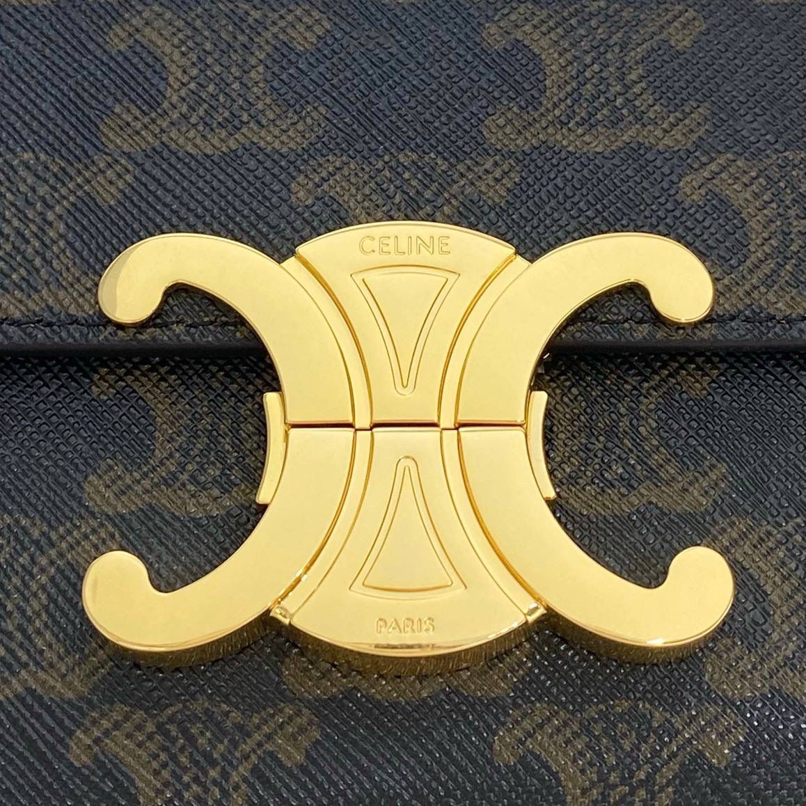 🔥大货实拍图 𝗖𝗘𝗟𝗜𝗡𝗘 ♥ 𝗧𝗥𝗜𝗢𝗠𝗣𝗛𝗘 𝗦𝗛𝗢𝗨𝗟𝗗𝗘𝗥 𝗕𝗔𝗚 感觉这两年𝐂𝐞𝐥𝐢𝐧𝐞是不是打开了任督二脉！出的包是越来越绝了！新款凯旋门腋下包简直惊喜爆棚！确认过眼神是我想要的包！必须要拥有的那种❗️ 型号：194142 尺寸：20*10*4cm