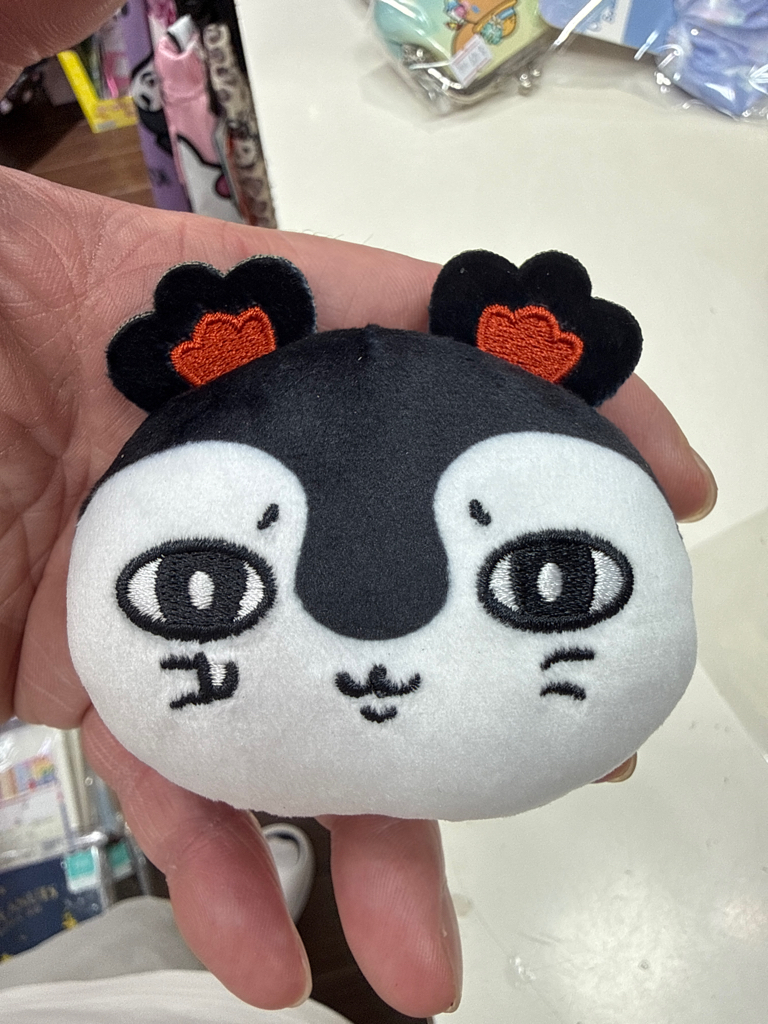 日本chiikawa劇場版海妖賽蓮 大大個公仔投扣針