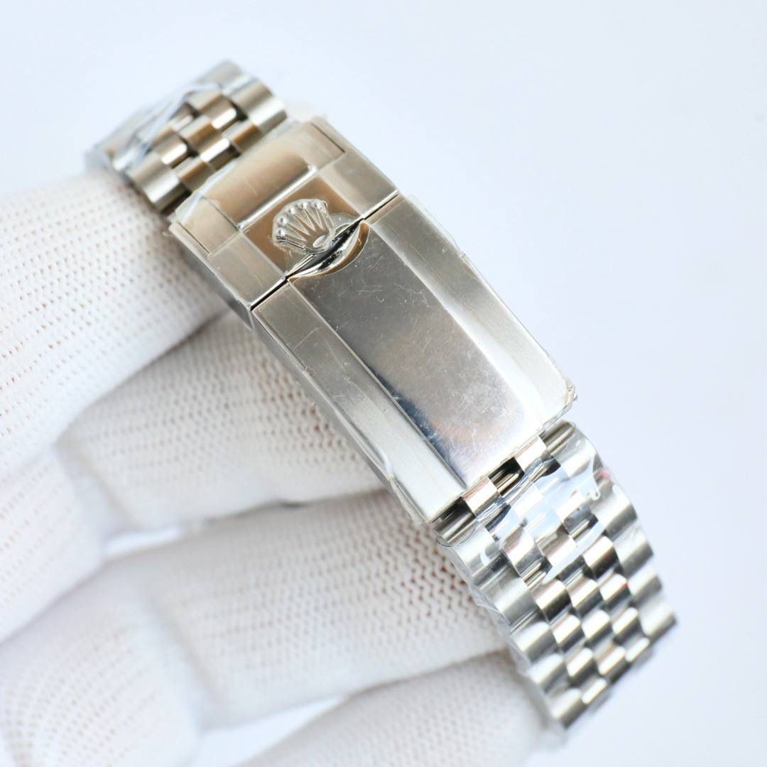 C厂 劳力士 ROLEX 🎮MK5 GMT格林尼治升级版。采用正品一致904L钢材，一体成形的陶瓷白金字体圈口与正品一致。🎮全新3285一体机芯。同步正品GMT针通过正反调时间及日历，配件通用原装。904L钢表壳表链，蓝宝石镜面，超级夜光，双向陶瓷旋转表圈，折叠表扣