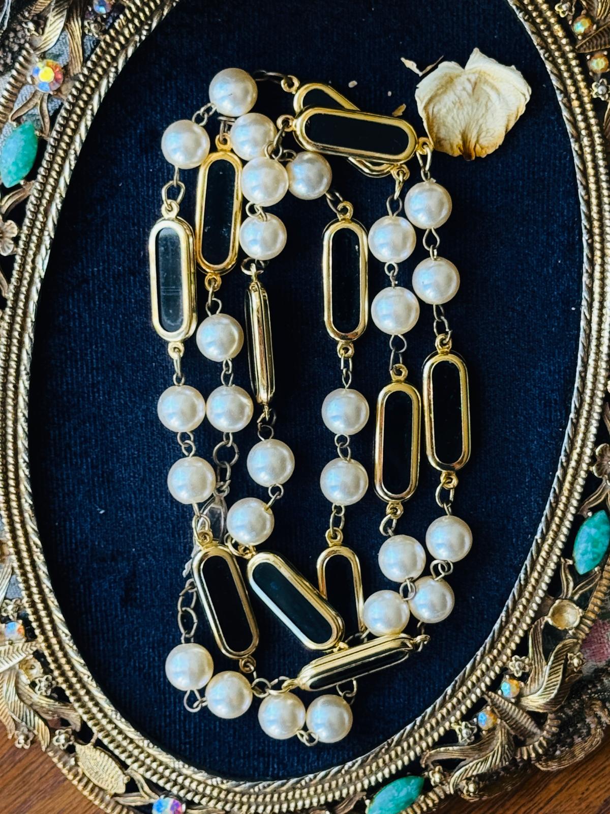 Vintage C.a. 1980s Black & White Long Necklace (MT2651)