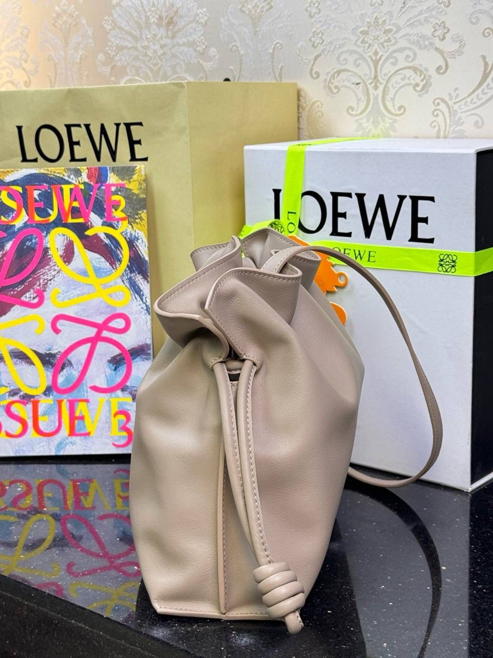 🎈全新升级—中号烫金款𝙁𝙡𝙖𝙢𝙚𝙣𝙘𝙤出货啦✅ ❤️升级版福袋正面新增品牌烫金𝙇𝙤𝙜𝙤代替压印𝙇𝙤𝙜𝙤，肩带加宽同时增加两侧狗扣五金代替原本皮穿扣肩带，精致又便捷🥰 ❤️独家定制皮料五金，小牛皮皮质手感十分柔软且耐用，肩带🉑拆卸🉑调节，多种背法任你选择，容量超大，日常出行必备😍 ❤️独家品控，完全对版细节，全套礼盒🎁包装给你满满的仪式感🥰 中号尺寸：𝟯𝟬-𝟮𝟰.𝟱-𝟭𝟬.𝟱𝗰𝗺 款号：052028 沙色【配全套礼盒】