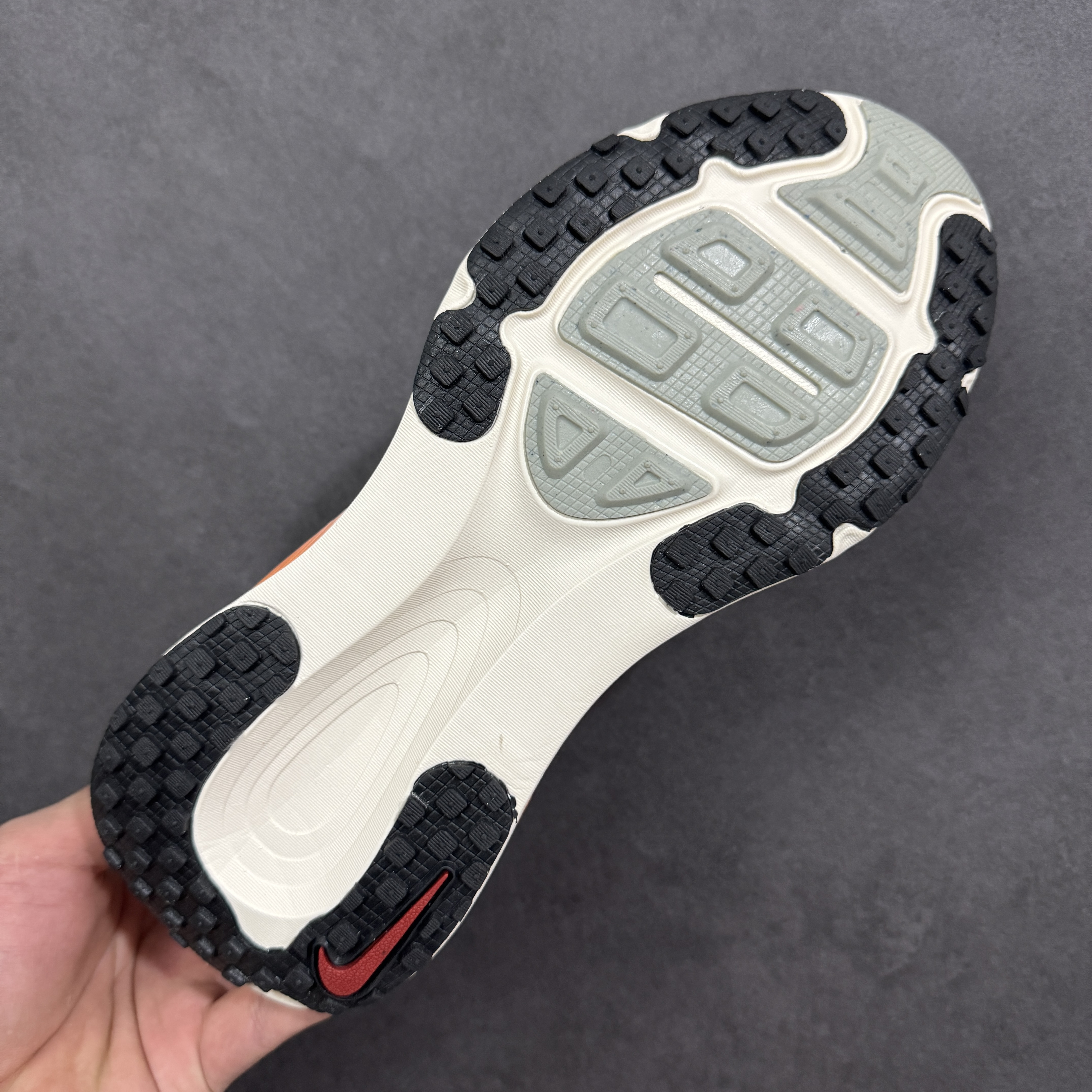 Nike Vomero 18Year of the Horse IQ1131-120