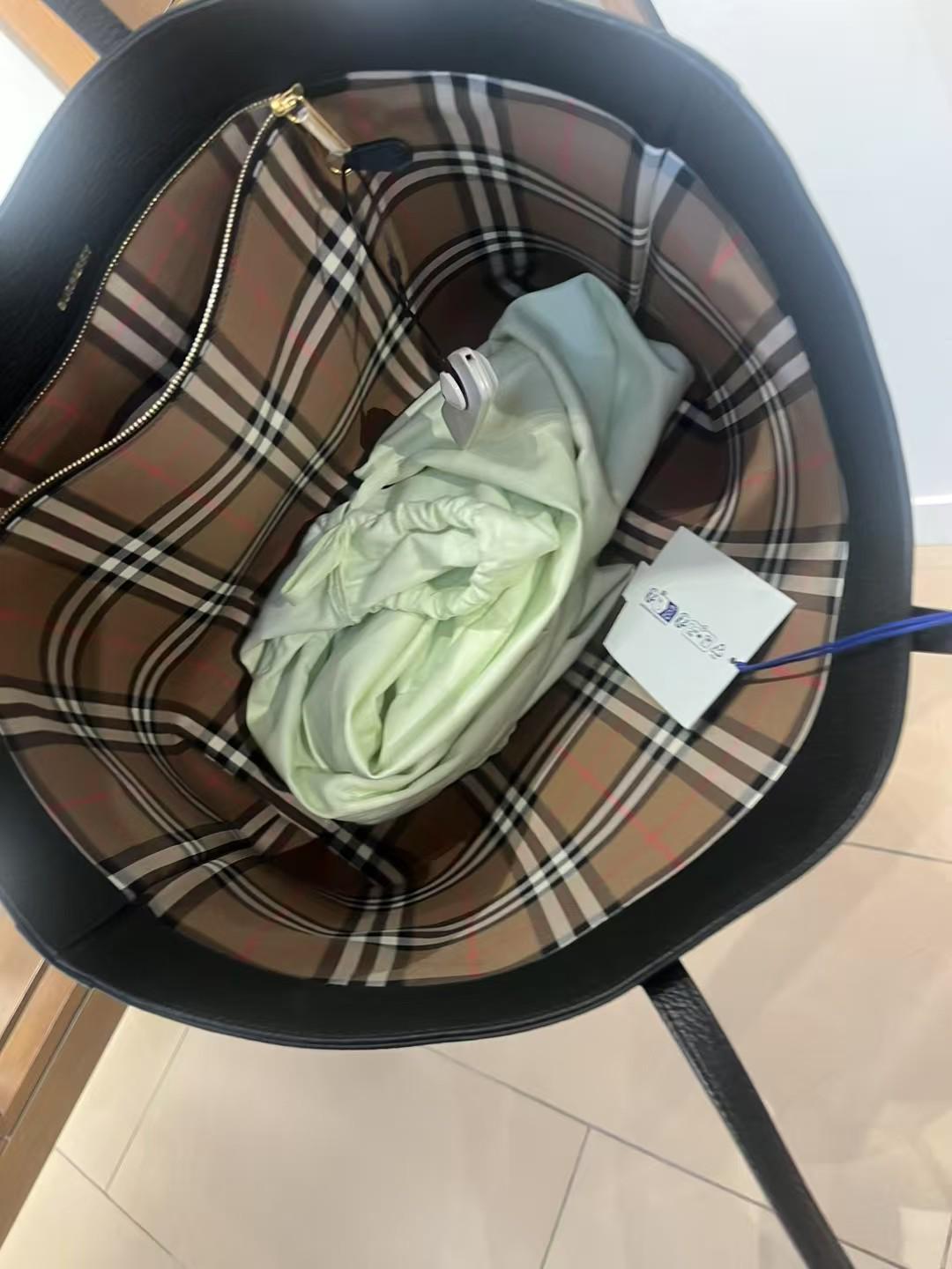 預購 Burberry🌈🌈 折扣款 全皮tote bag Sale Black / white