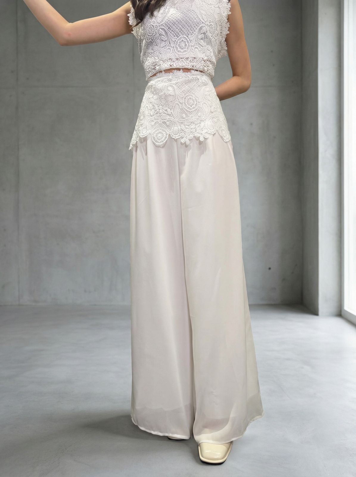 優雅蕾絲兩件式套裝：短版上衣與寬鬆長褲