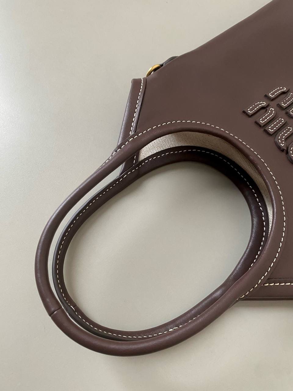 🈶石南木色 𝗠𝗶𝘂𝗠𝗶𝘂托特 缩小版的ivy来噜 真的是除了可爱还是可爱！ 感觉谁背都是萌萌哒hahaha～ 这种siza就不挑身高了，没有局限 还有肩带，除了手拿斜挎也巨好看 容量小包里算不错的了，日常外出足够，能放pro max 20×24cm #F0110m