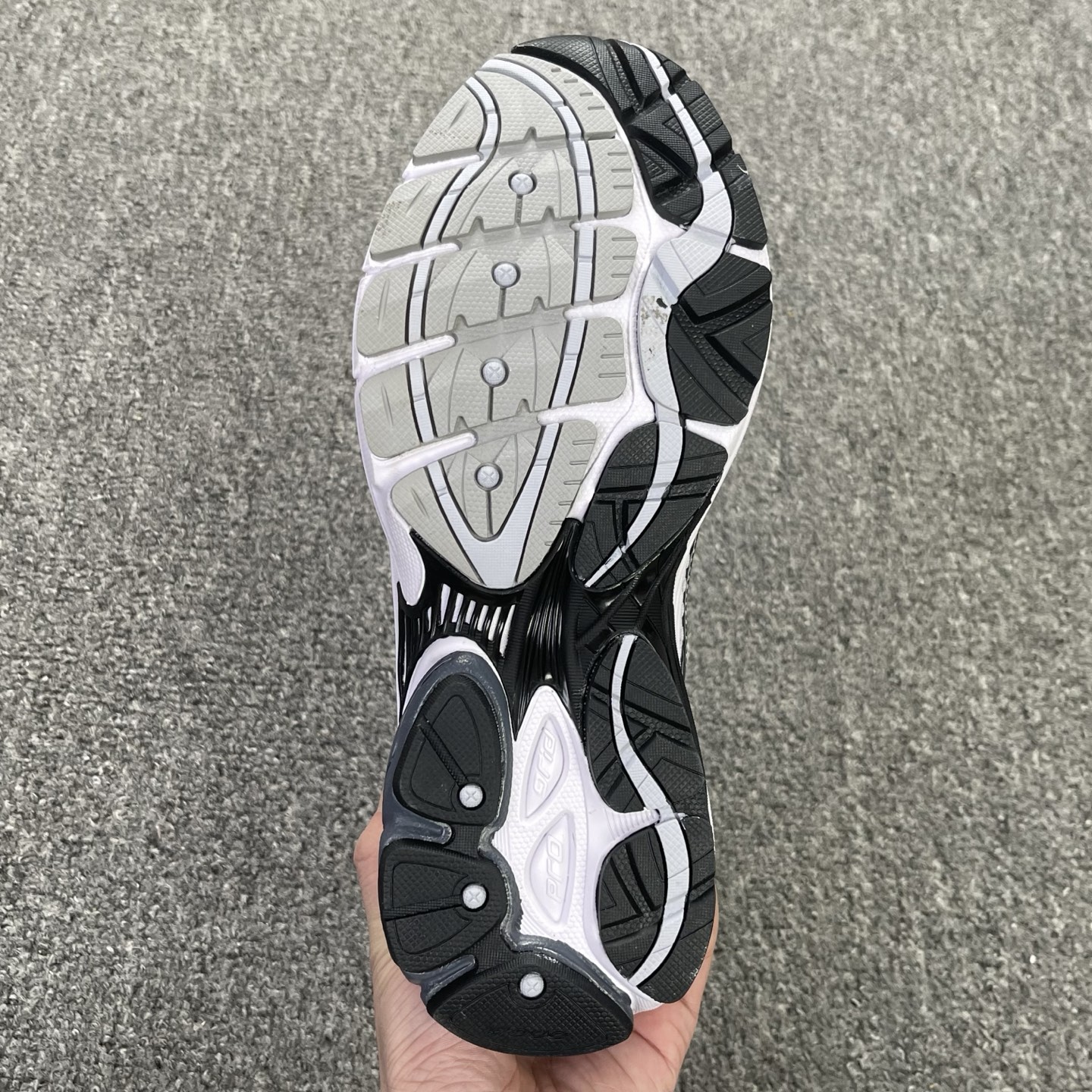 Saucony ProGrid Omni 9