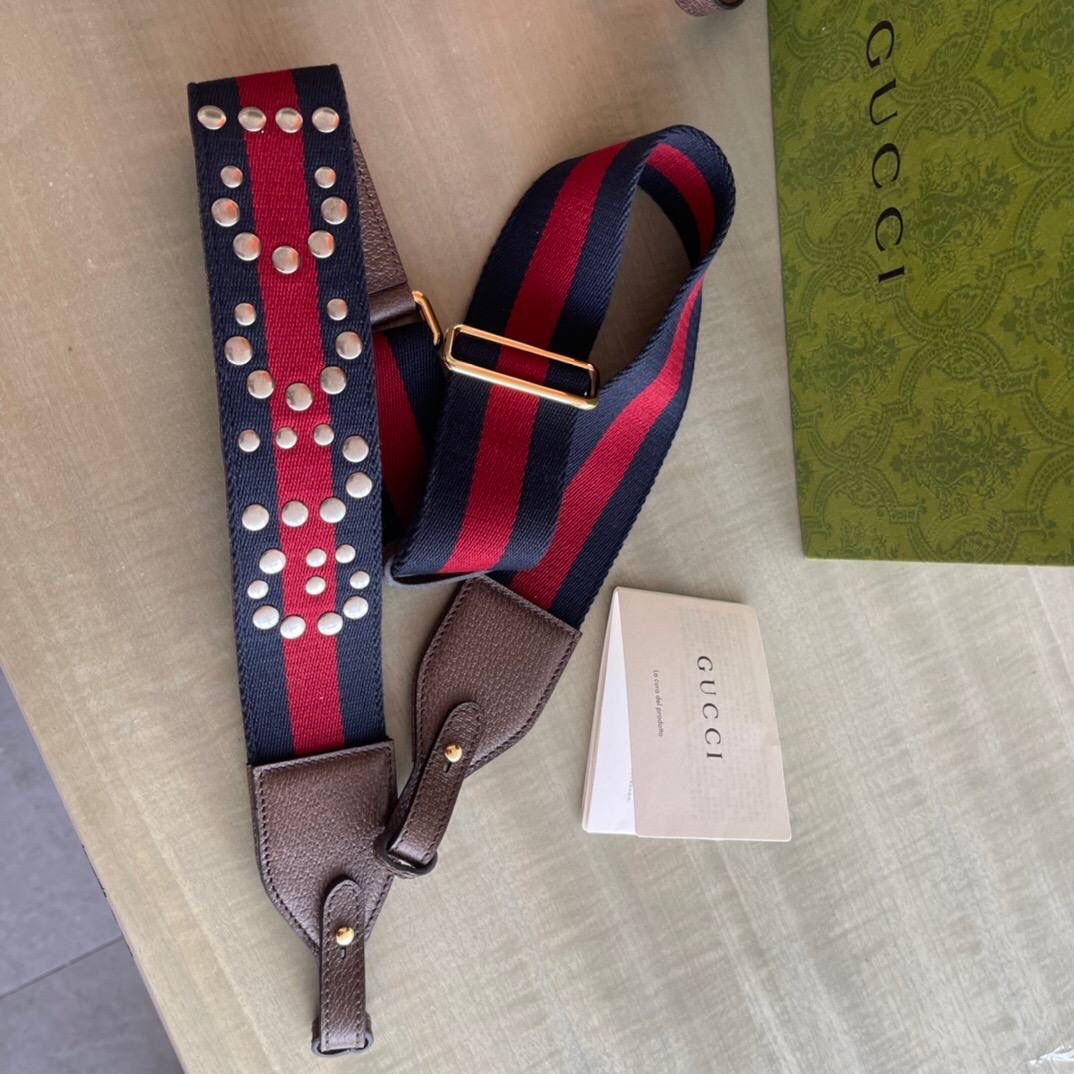 独家特级正品 🔥 ophidia系列 型号：722117 尺寸：23*17*7具一格的全新方式焕新演绎。金属孔眼和铆钉设计不仅是对传统造型的诠释，更不禁让人想起朋克风格，令典藏款型呈现别具一格的魅力风尚。这款小号肩带包采用品牌标志性的米色和乌木色传统配色gg supreme帆布制成，塑就俏皮的对比感🎀🤟🏻