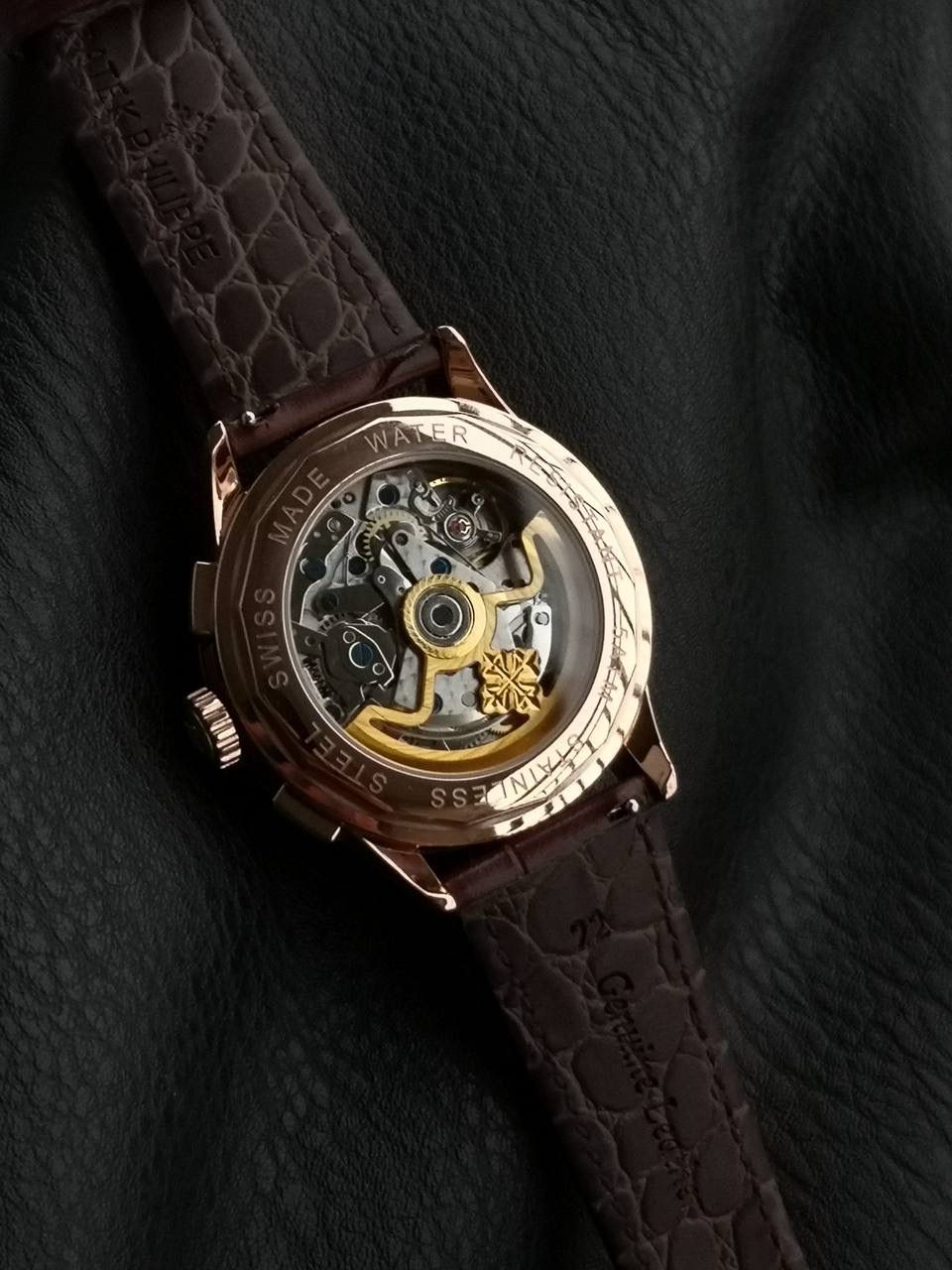 百达翡丽复杂功能时计5170G多功能腕表，堪称腕表精品当中的精品！😍✨🔥 腕表直径为42毫米，作为一款男士腕表，它的表盘大小适中。为我们奉上对称的美感，整个表盘的布局大方得体，包括了如此之多的功能的同时，又不会让人觉得繁杂。 机芯采用了7750机芯完美还原正品诸多功能，提供了强大的时间衡量功能。意大利牛皮表带，专属的灯笼扣，任何季节，任何场所，任何职业人均适合佩戴，让手腕佩戴得更舒适，让气质绽放。此款腕表具有30米防水功能，满足大众日常生活，休闲度假必备腕表。 百达翡丽5170G可以说是腕表中的精品，功能方面的巧妙构思，外观上的合理布局，以及优越的机芯性能，无一不体现出百达翡丽的独特设计，一件经典的艺术品，一件完美的收藏品。