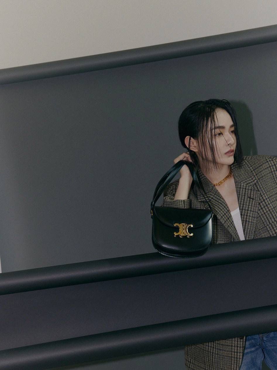 🔥大货实拍图 𝗖𝗘𝗟𝗜𝗡𝗘 ♥ 𝗧𝗘𝗘𝗡 𝗕𝗘𝗦𝗔𝗖𝗘肩带马鞍 型号：110413 尺寸：18.5*16*6cm 新款凯旋门马鞍包的材质是亮泽牛皮，包包本身就有高级的皮质光泽感，可斜挎也可单肩，我比较喜欢把带子收最紧单肩背，想可爱一点可以斜挎背都跟好看！🥰