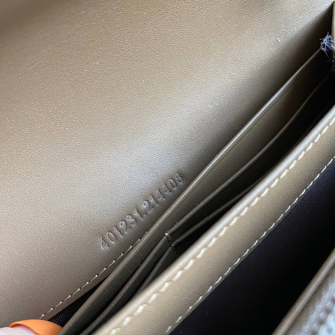 👜独家特级正品品质 ️401231新包装 尺寸：20144cm！ 迷你酒神系列❣️ 织纹虎头马刺扣woc链条包，三个单独内部隔层和十六个卡片隔层。。附带️全套最新绿色系列环保包装🔥✨