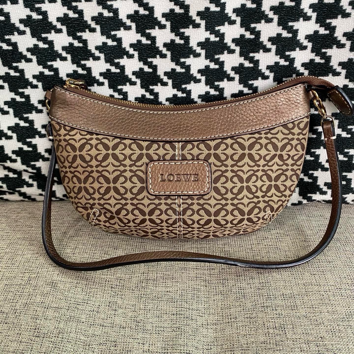 【預訂貨品】LOEWE老花腋下包 