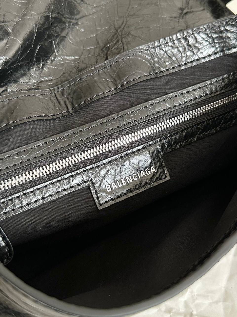 ba1enciaga le cagole机车翻盖包👜❤️‍🩹 现在的男生打扮得越来越年轻时髦 这种时髦的男包简直像珍宝一样难得 他们家真的太懂现在的潮男潮女的需求了 这只翻盖的感觉更特别！ 而且用起来更方便，打开盖子就行 包身上吊着的卡包和耳机包 砖柜单独买一个都要k➕！！ 省大钱了！ 咱家的油蜡皮爆裂感老客都知道的 纹路必须狠狠的"裂"开来 那种平滑的便宜的不对版皮请靠边～ ZP开发⚠️所有细节一致 24×14×5cm719082m