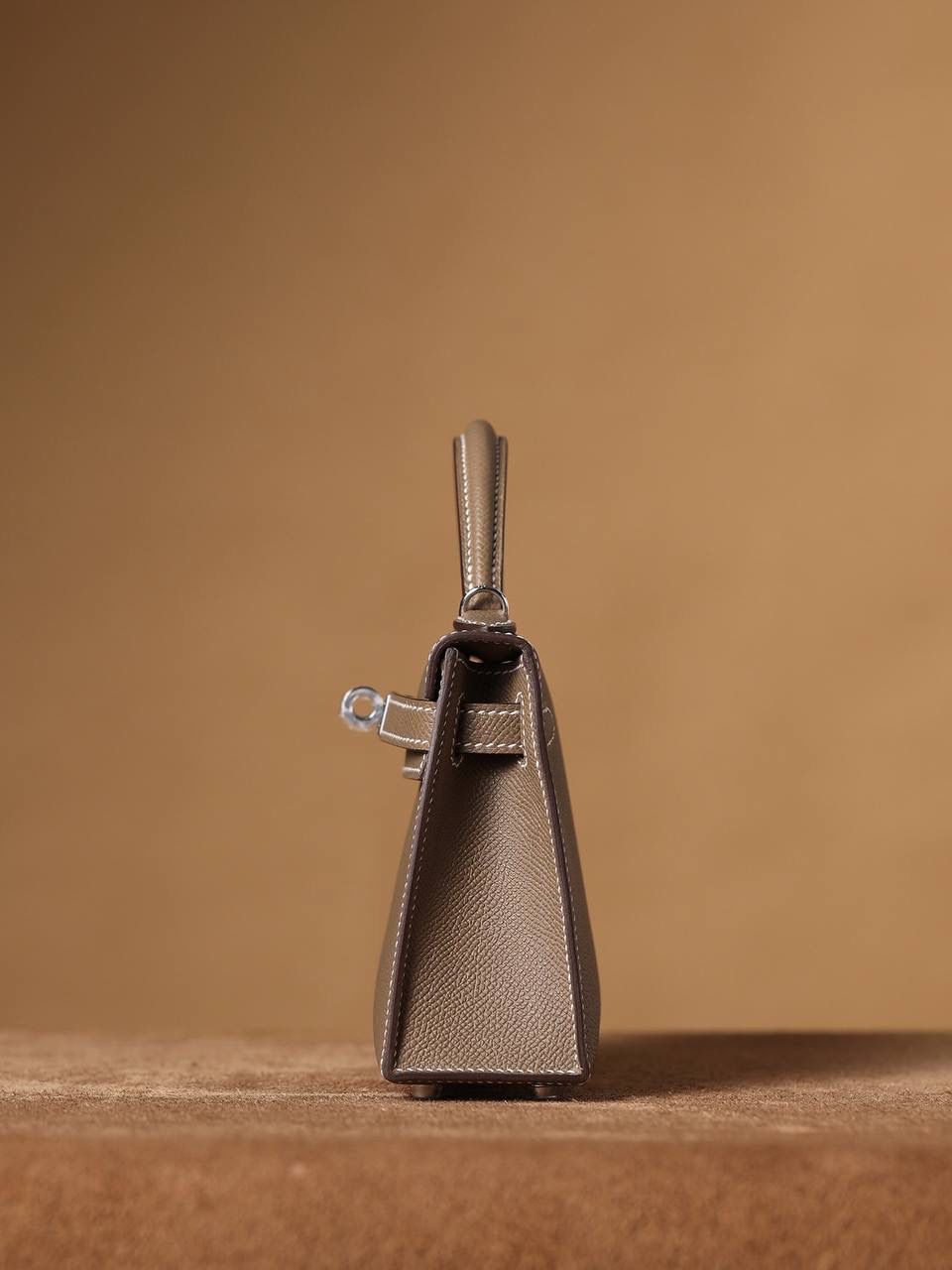 HERMES 爱马仕 Mini Kelly 二代 👜✨ Mini Kelly 二代 大象灰银扣 高清实拍图 尺寸：19*12*6cm Hermès爱马仕是世界著名的奢侈品品牌，1837年由Thierry Hermès创立于法国巴黎。爱马仕早年以制造高级马具起家，迄今已有180年的悠久历史。 其整个品牌从整体到细节以及专卖店，都弥漫着浓郁的以马文化为中心的深厚底蕴🎀