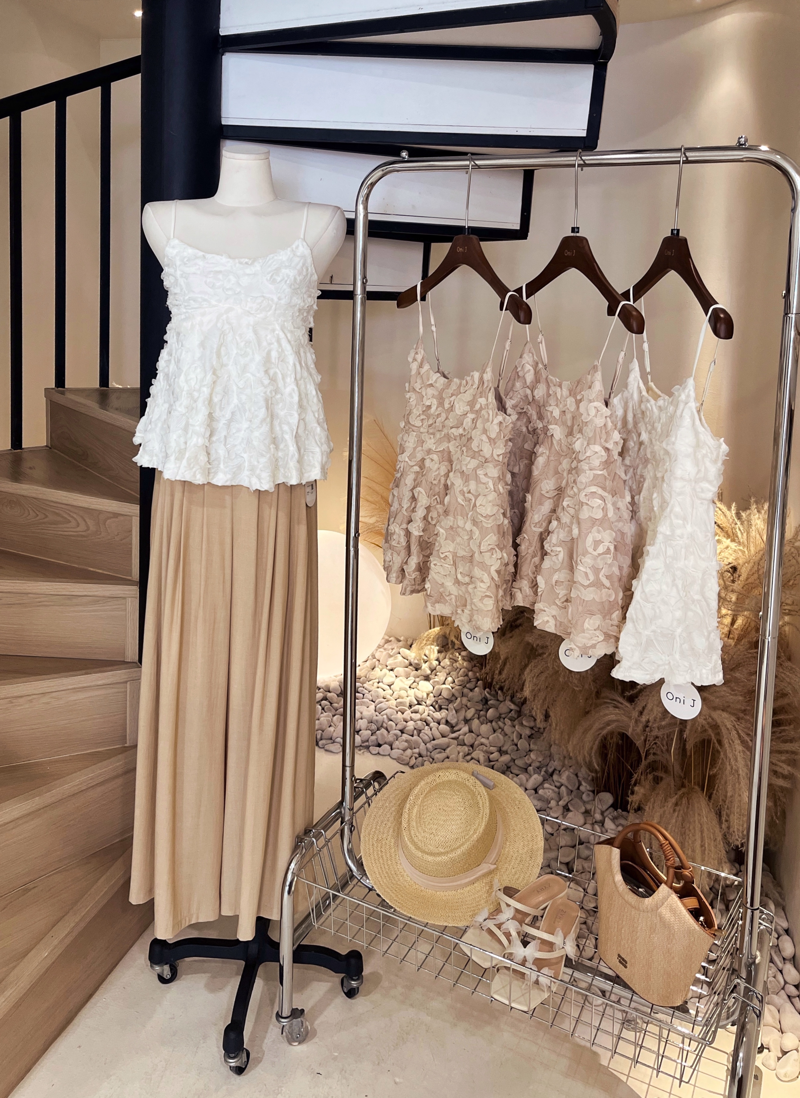 立体花花吊带上衣