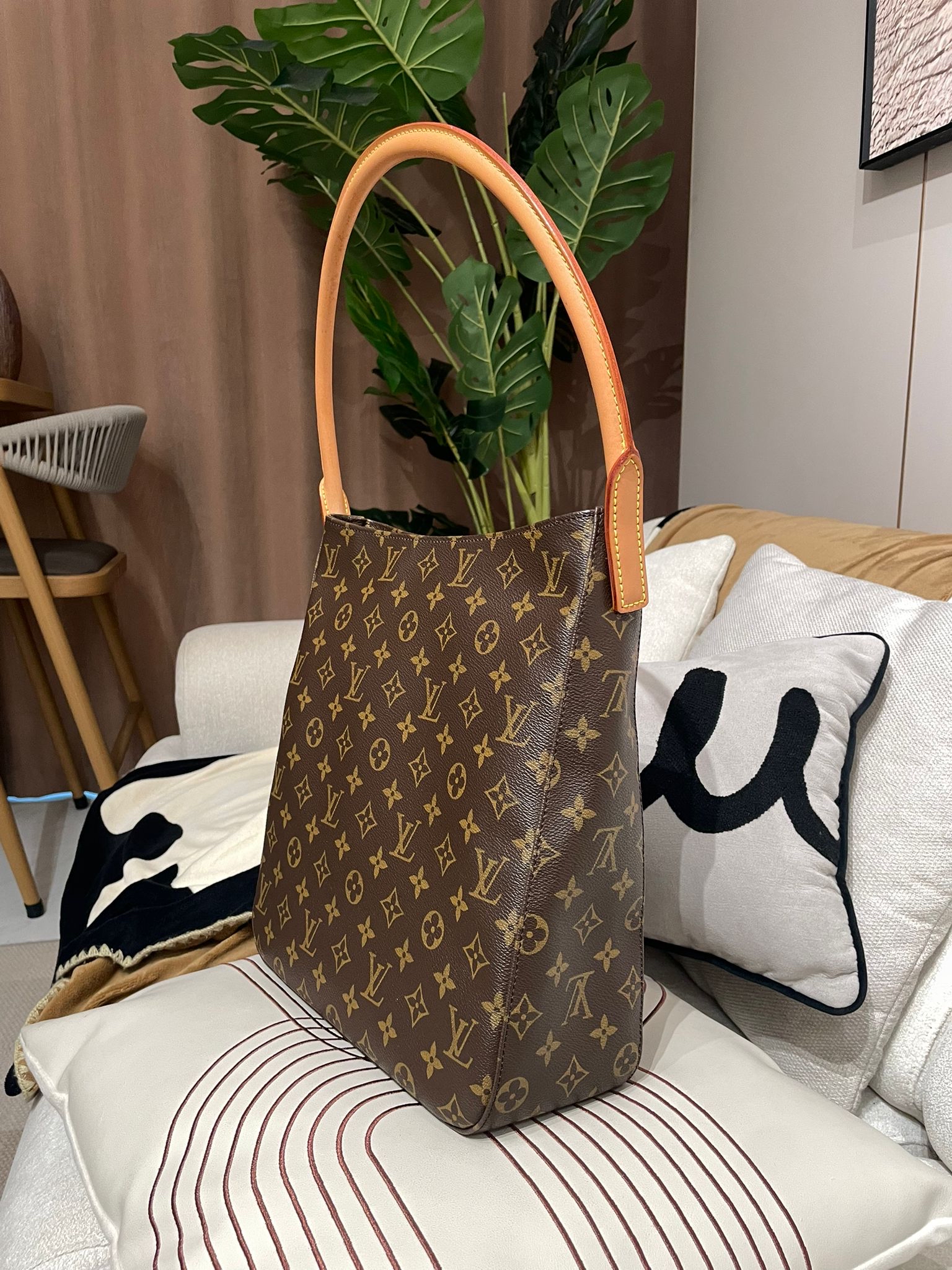 Lv Looping GM Shoulder Bag M51145 100%Authentic,95%new✅Dust bag  