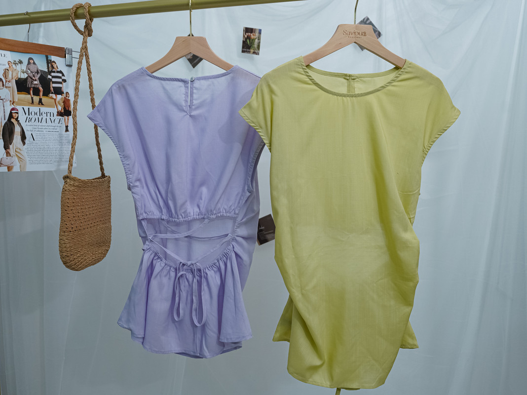 Minimal Front, Statement Back – Sleeveless Drawstring Open-Back Top ‖ 正面极简 背后亮眼 — 抽绳系带露背无袖上衣 KR01465