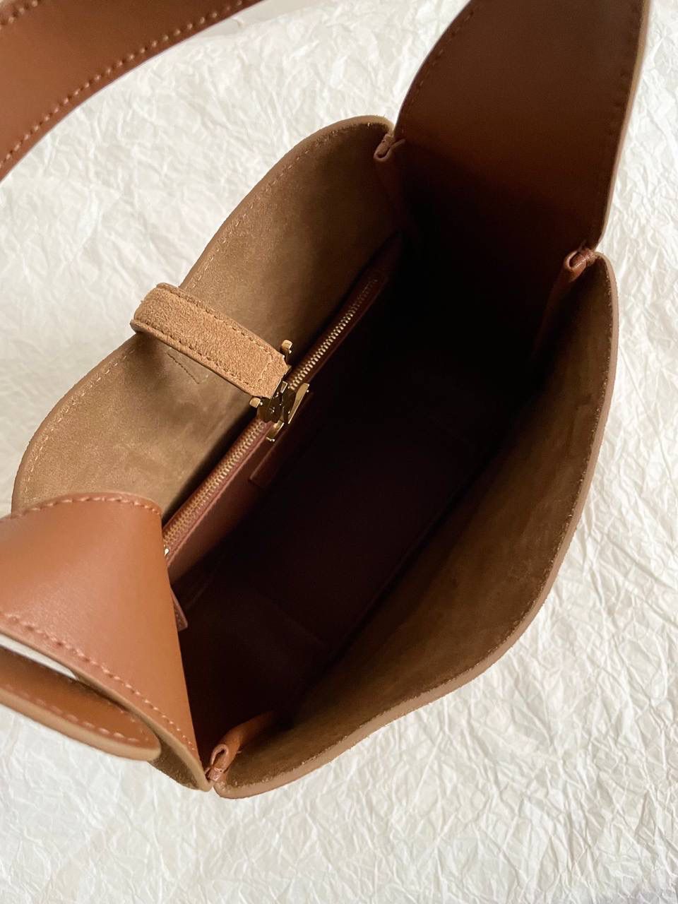 销量王🔥仅剩少量❗️ ys1 hobo bag腋下包 麂皮焦糖金🤎 我和你们说，这只包看着普普通通 但是上身是真的很好看！ 第一次看到他们家有这种慵懒的腋下包 双色反绒感牛皮➕胎牛皮内里 又轻容量又大，真的很～～好背 这只包的灵魂在于圆滚滚中又有型 市场很多做得太挺括硬朗，那种货打咩啊❌ ZP开发⚠️全套包装哦～ 23×22×8.5cm713938m