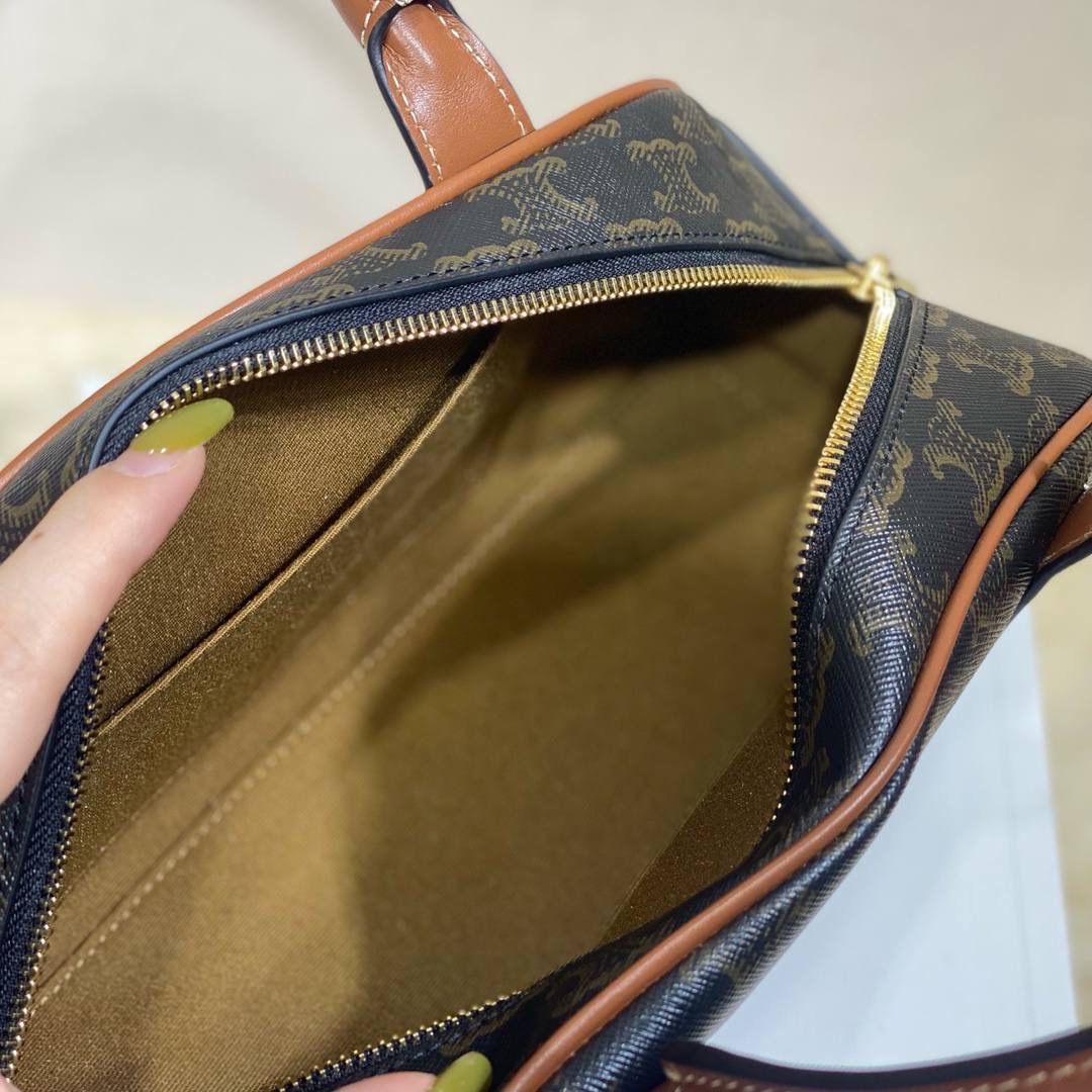 🔥大货实拍图 𝗖𝗘𝗟𝗜𝗡𝗘 ♥ 𝗧𝗥𝗜𝗢𝗠𝗣𝗛𝗘 𝗧𝗘𝗖𝗞𝗘𝗟 型号：197402 尺寸：31*14*10cm 钟情于CELINE的原因之一，可能就是因为她有着吸引人的百变感，不管是平时上班通勤，还是约会聚会，上身都很百搭而且很给整体气质加分，一点儿都不挑场合，能跟我的每一套搭配都融合的很微妙。