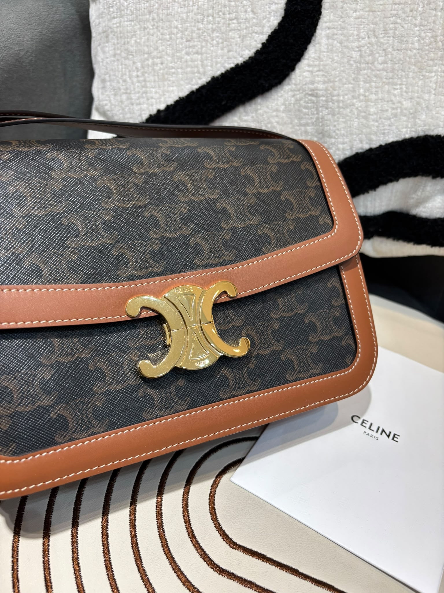 全新 Celine TRIOMPHE classic medium, 凱旋門金扣box,100%Authentic,brand new 全新 ✅專門店收據✅Dust bag ✅Box