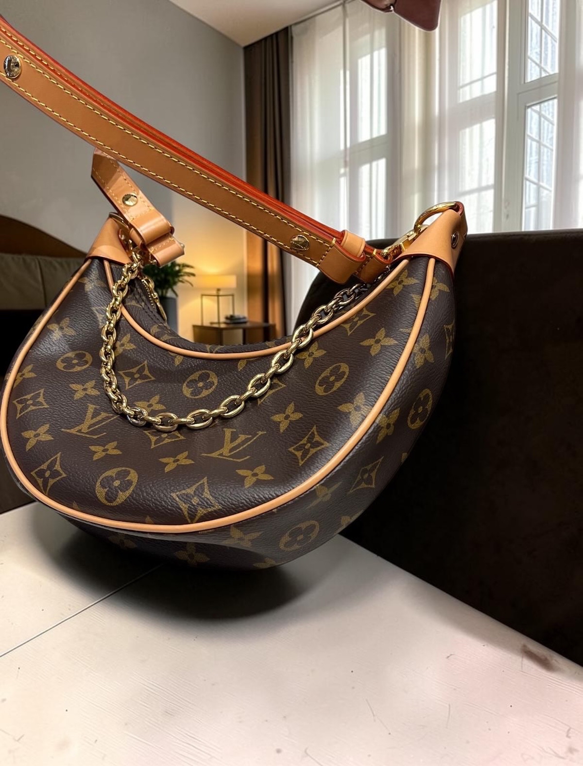 Lv loop hobo monogram M81098 ,100%Authentic, 98%new ✅Dust bag✅Box