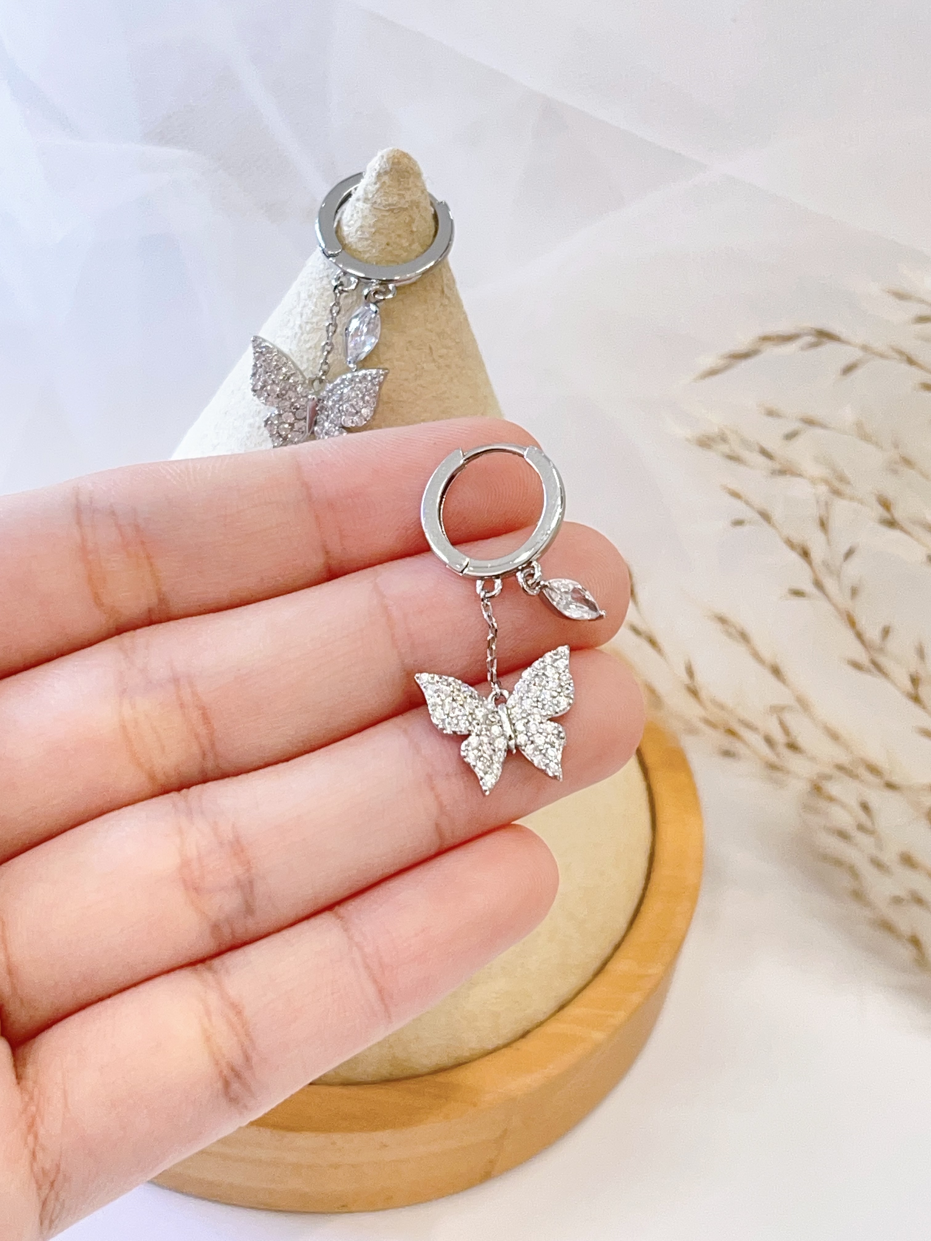 镶钻蝴蝶流苏耳扣耳环