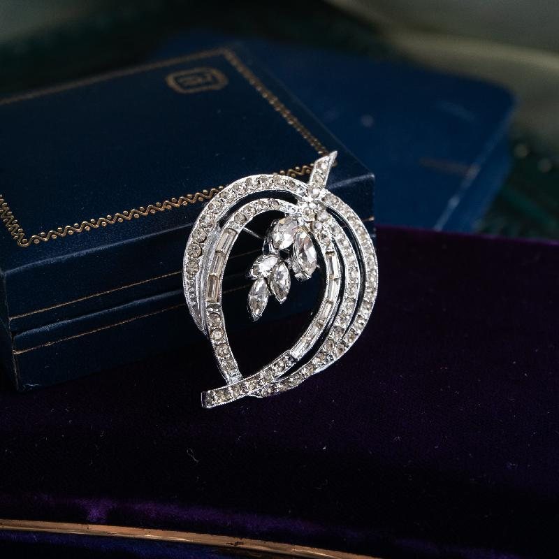 C.a. 1950s Sparkling Rhinestone Leaf Swirl Pin (MW164)