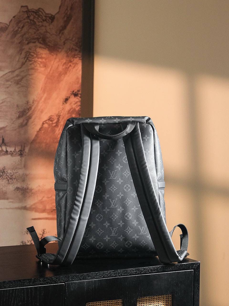 𝐃𝐈𝐒𝐂𝐎𝐕𝐄𝐑𝐘 双肩包系列👜✨ 𝔻𝕀𝕊ℂ𝕆𝕍𝔼ℝ𝕐经典的男士双肩背包，黑色老花的色调比起经典的花色，看起来更加低调特别更加有档次，不仅耐看且又百搭低调，空间充足，肩带部分细节采用原厂小牛皮，整体质感很出色，无论是上班出街还是旅游，它必不可少！中性化的设计，百搭且街头范儿， 男女同款可背，毫无违和感！ 五金材质：厚镀纯钢五金 皮料材质：法国原厂皮面料 尺寸详情：𝟑𝟕*𝟒𝟎*𝟐𝟎𝐜𝐦