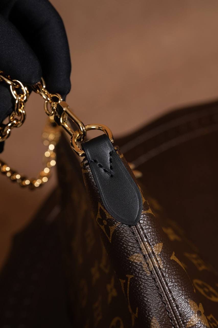 LV BOULONGNE 🥐 爆款之王 🥹 这款真的超火，一看就知道为什么会爆🔥 包型是牛角包，小巧可爱但超级能装，日常出门完全够用。 复古＋时尚的设计，颜值真的很高，怎么背都好看👍👍 肩带可拆又可调，想斜挎、单肩都 OK～ 加上链条马上变腋下包，气质直接拉满✨ Size：29 × 16 × 9.5 cm 好看又实用，真的是必入款 💖