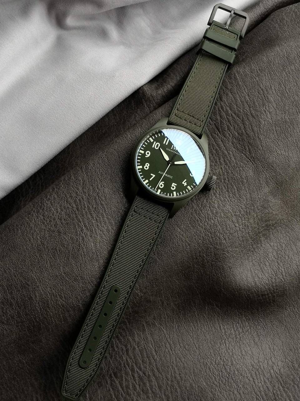 IWC 万国 IW3298-02 「森林绿」——全新材质打造，重磅登场 这款万国在巴塞尔表展只展出20枚，就被表友抢光，至今全球仍延迟上市。 我们通过巴西表友，在表展溢价30%才入手一枚，以此开版研发。 经过多次调试，联合日本粉料厂商，做出和正品一致的森林绿气化氧化锆陶瓷表壳，高温烧制后颜色均匀、韧性好、耐摔。 同时顶级字面厂同步制作表盘与指针：表盘森林绿配色，白色数字带细微绿丝，指针颜色与夜光效果均和正品一致。