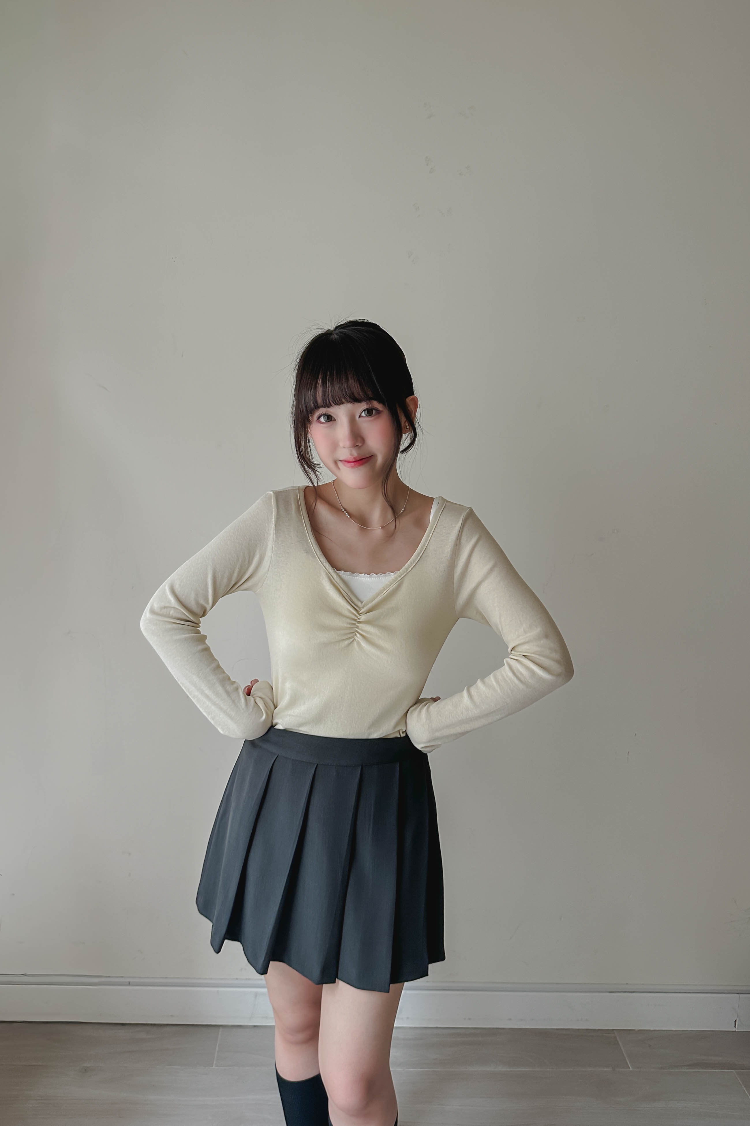 顯瘦!! 抓褶V領修身上衣 (兩色入)