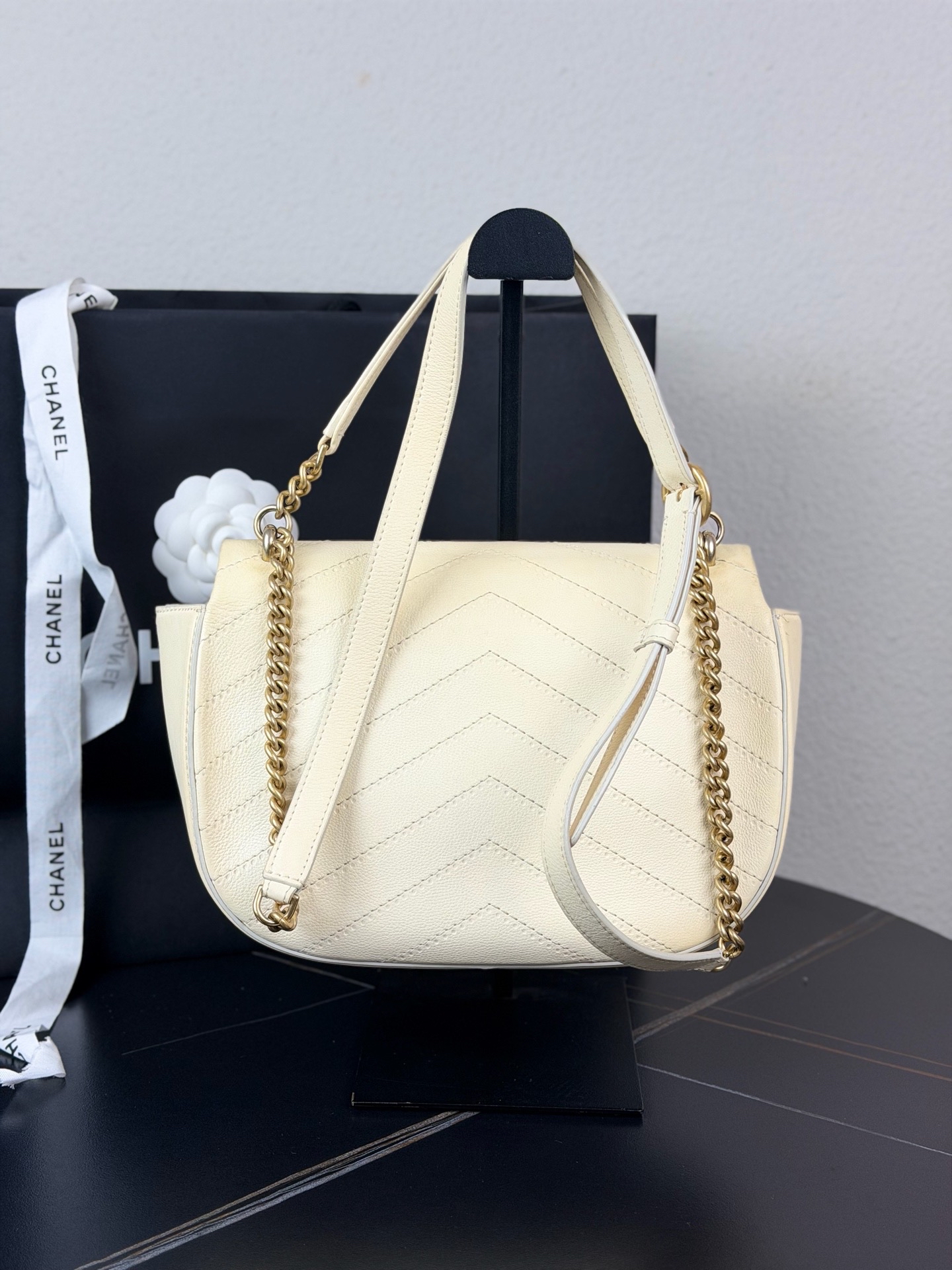 【預訂貨品】CHANEL 米白色金扣半月包👜25開