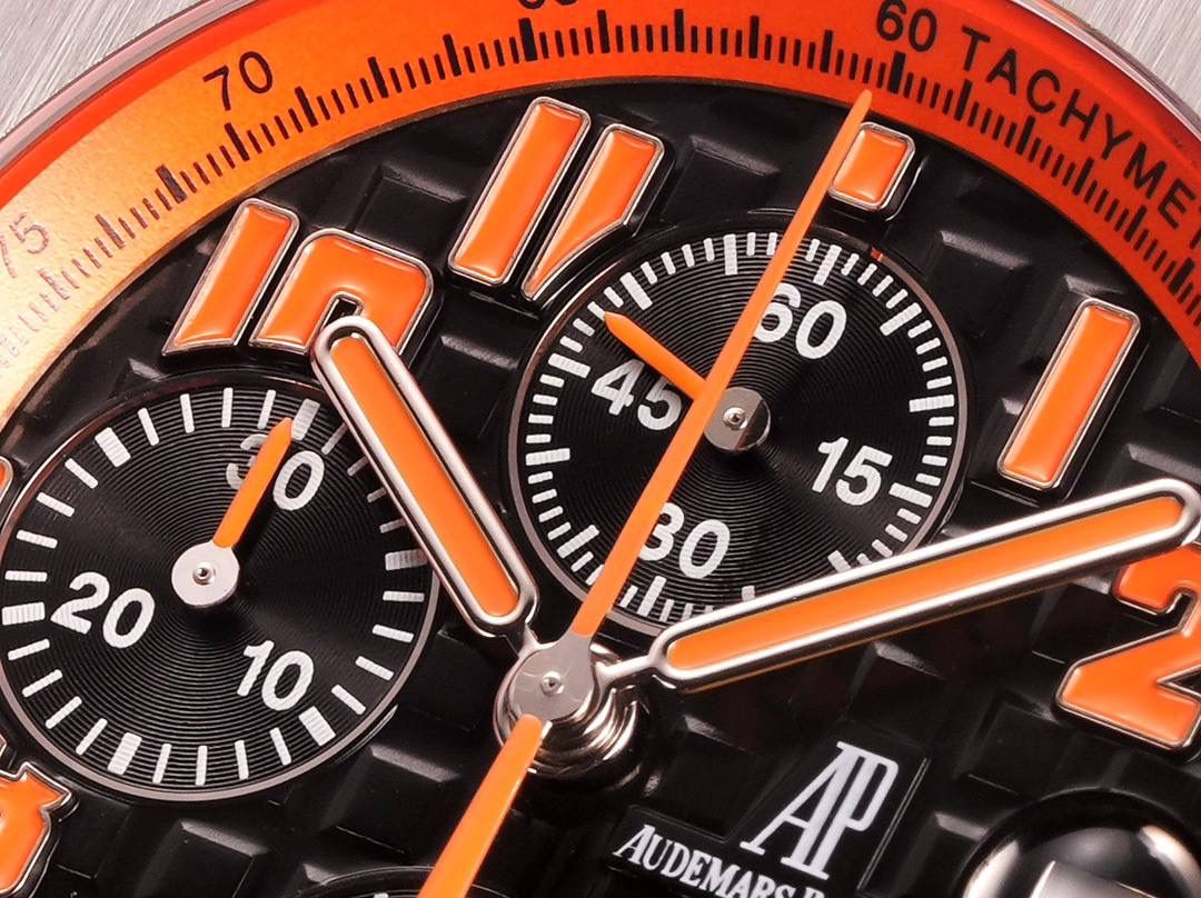 🚀皇家橡树离岸型26400/26238/26470系列正式登场！款式最全，做工最好的爱彼计时款腕表来了，有做工好的顶级货😍💯廉价的小厂货就别去考虑了！ 1，机芯采用12位小秒的定制版3126计时机芯，完美还原原版所有功能。经过精密打磨，大大加强了其稳定性。 2，其中碳纤维系列表壳采用全新碳纤维复合材料——「Carbon TPT® B.4」打造，这种高科技材料比常规 Carbon TPT® 密度提高4%，纤维硬度提升15%，树脂强度提升30%，材料结构经过各项异性优化，保持轻盈同时无比坚韧，提供迄今最强的抗冲击性能。 3，字面颜色均采用目前最先进电镀技术，非几年前的简单喷漆技术。每一个巧克力格纹装饰，通过CNC级别打磨，无限接近原版。 4，同步原版搭载微微活动头粒，胶带采用进口氟橡胶材质，皮带采用美洲鳄鱼皮材质，更加耐磨耐造。