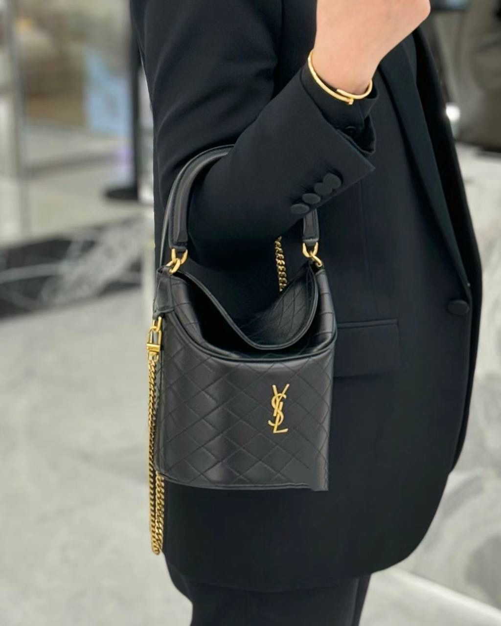 ys1 gaby手提水桶包🍳 哒啦啦，又有新款啦 gaby的延伸系列小水桶 有点像驴家的薯条包🍟 但是它来得更精致 毕竟是小羊皮材质的 手提着真的好好看咯 翻盖的设计更方便取放物品 私密性和安全性也比敞口的更好 一整个大心动！！ 19×17×15cm763961m