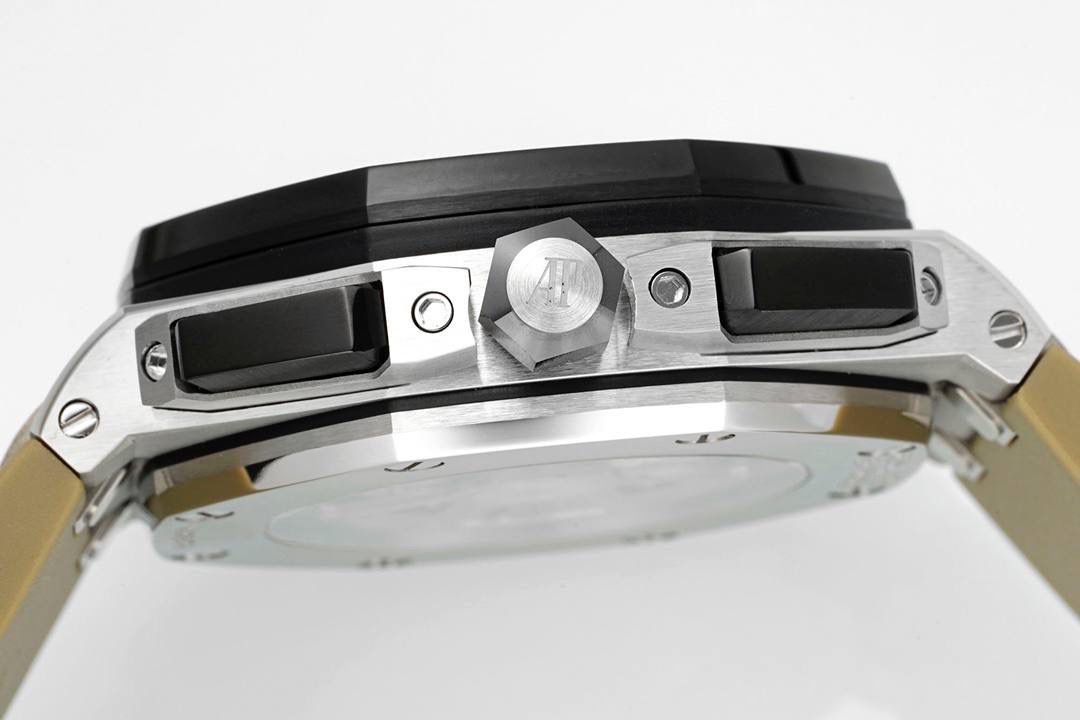 独家开发爱彼皇家橡树离岸系列26420，购入原装1.1打造💯全表采用德国最新cnc技术，每个细节都同步原装，表带表扣通用原装技术实现快拆技术可同原装互换，字面采用最新款纵横格纹面，上手霸气豪华，机芯使用最强丹东机芯外观复刻原装4401机芯实现正面反面与原装难分雌雄。首批数量有限先到先得。首批颜色分别为，1，玫瑰金熊猫眼，2，最火沙漠黄烟熏盘，3，经典蓝盘白眼，4灰盘蓝眼睛，5，经典百搭白熊猫。