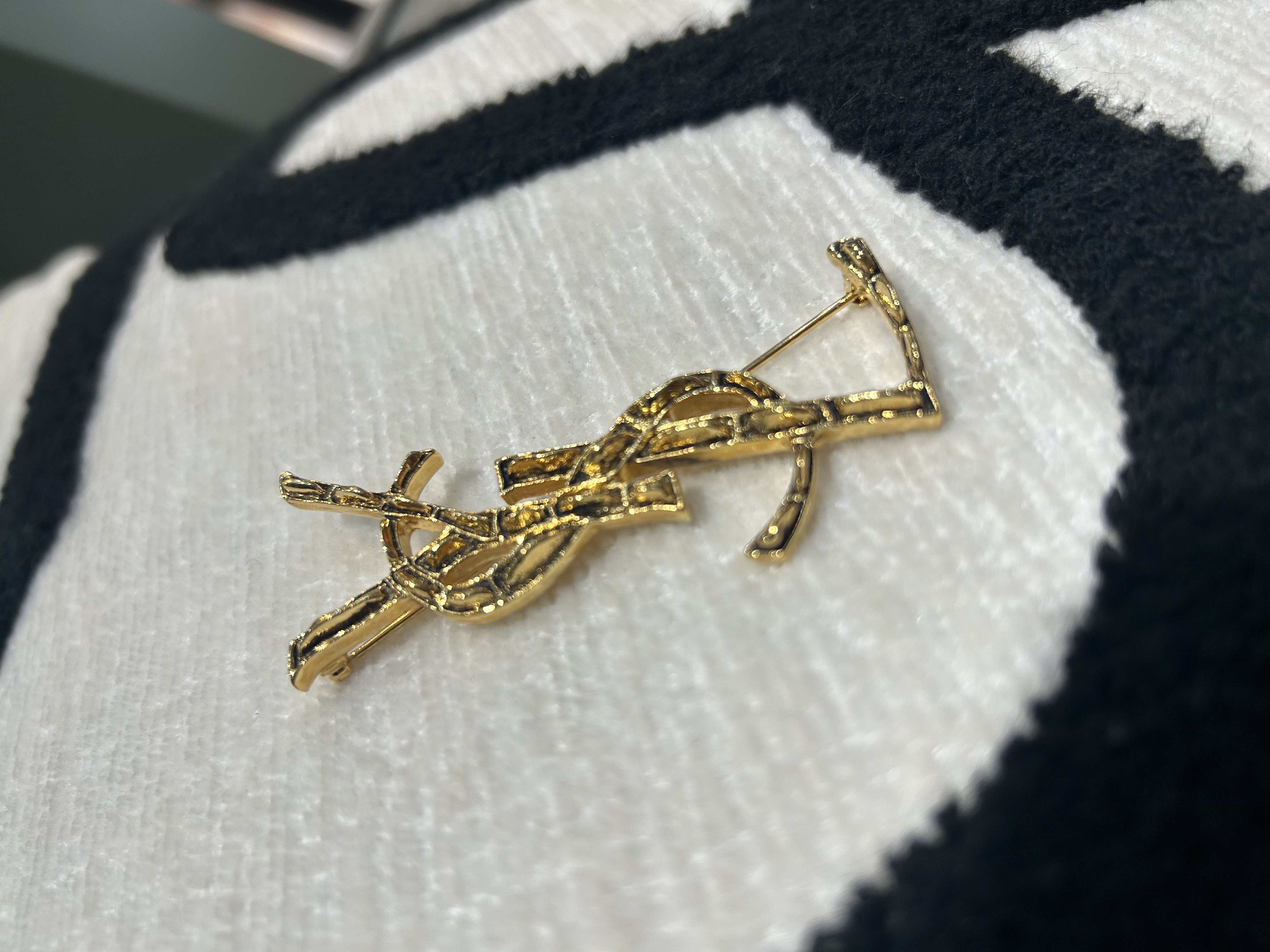 全新 YSL Saint Laurent 鱷魚紋心口針 brooch 100%Authentic,全新未使用品 ✅dust bag✅box 