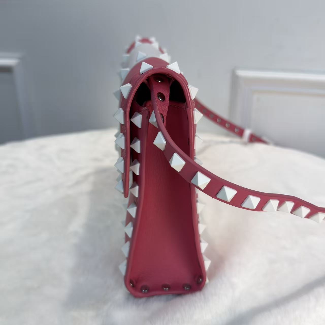 Valentino 鉚釘斜挎包 粉色系搖滾風格飾釘元素