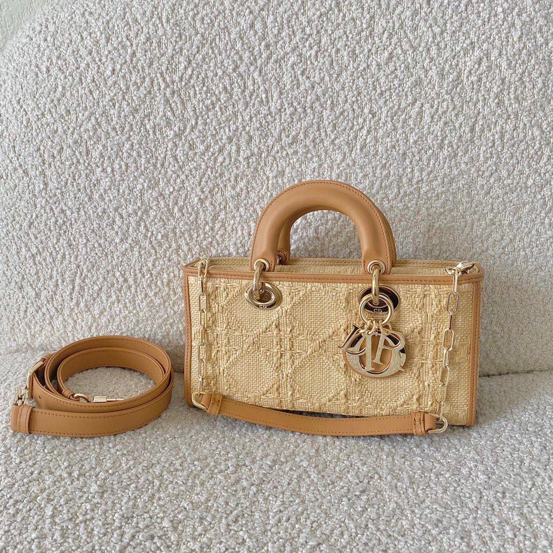 𝗗𝗶𝗼𝗿 𝗗-𝗝𝗼𝘆 𝗯𝗮𝗴拉菲草（横版） 时尚果然就是轮回，回归了一把中古戴妃 全新拉菲草材质编织立体菱格，有种野奢感 这两年草编包很火，高级的度假风 长方包形短链条➕细长肩带直接封神！！ 我要迫不及待到夏天啦，想去浪的心啊🏝️❤️‍🔥 26 x 13.5 x 5cm