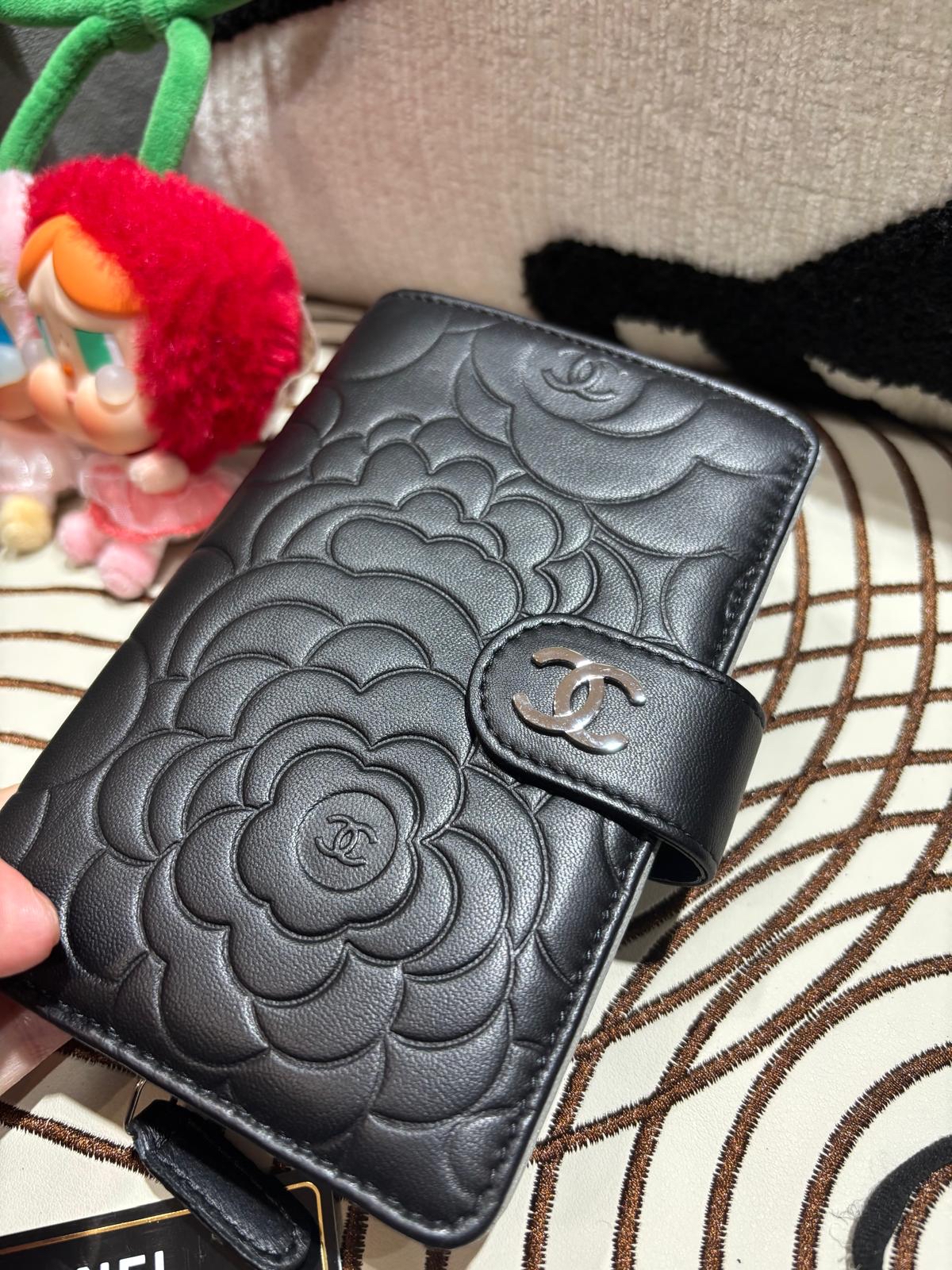 CHANEL Camellia Short Wallet 黑色小羊皮山茶花壓紋短銀包 100%Authentic, 98%New ✅17card ✅box