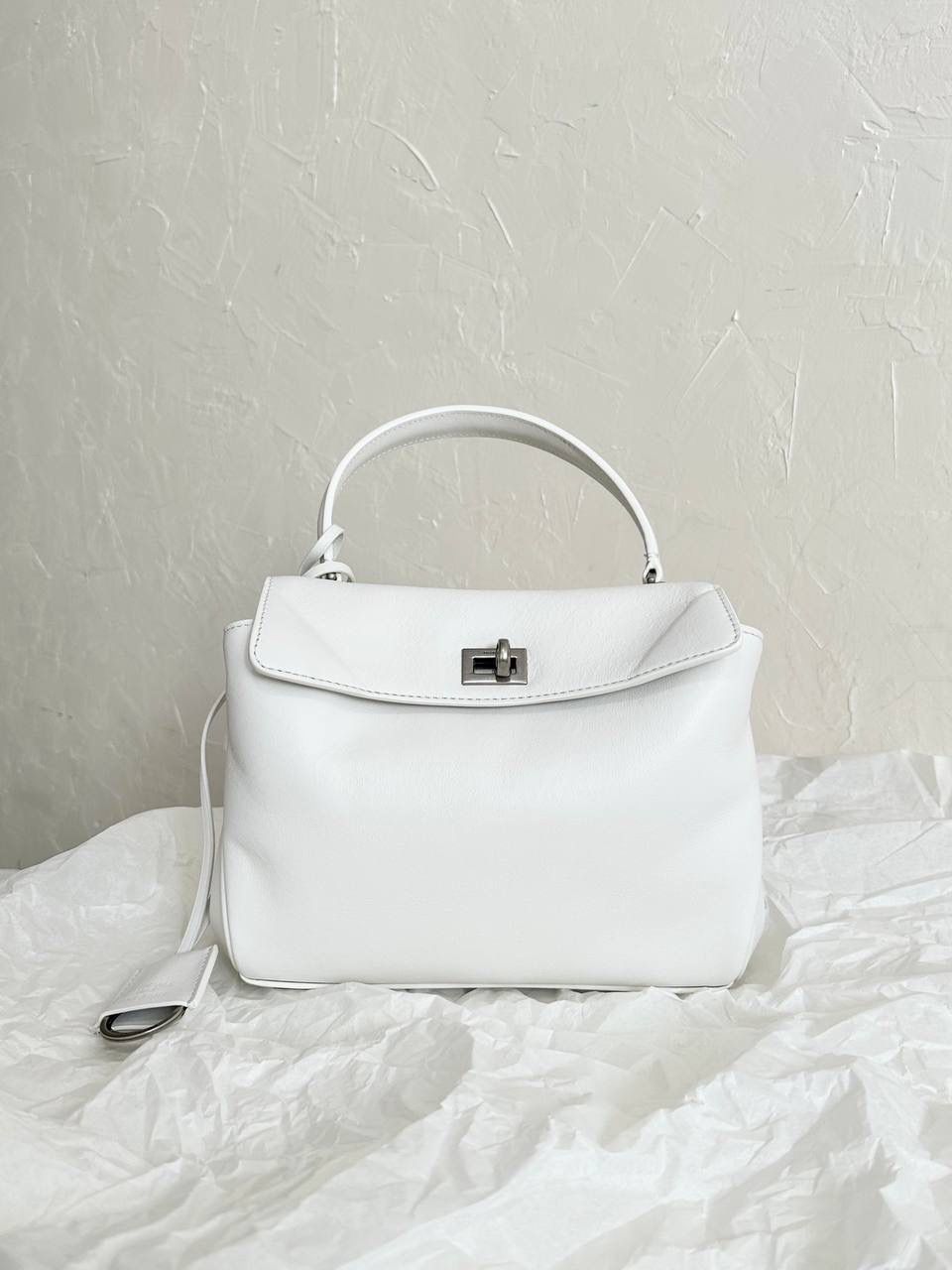 ba1enciaga rodeo mini 白银🤍💿 哒哒哒，mini也来咯 看完正常size的rodeo再来看mini 真的是除了可爱还是可爱 这种尺寸就不挑身高了 每个人背出来都是萌萌哒哈哈哈 而且男生女生都能背，不挑性别～ 这只包的皮一定不能硬，也不能太软太亮 mini：23×17×9cm795456m