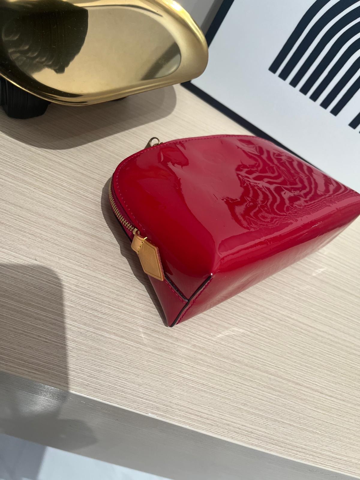 Lv cosmetic pouch 化妝袋 100%Authentic,95%new ✅dust bag 