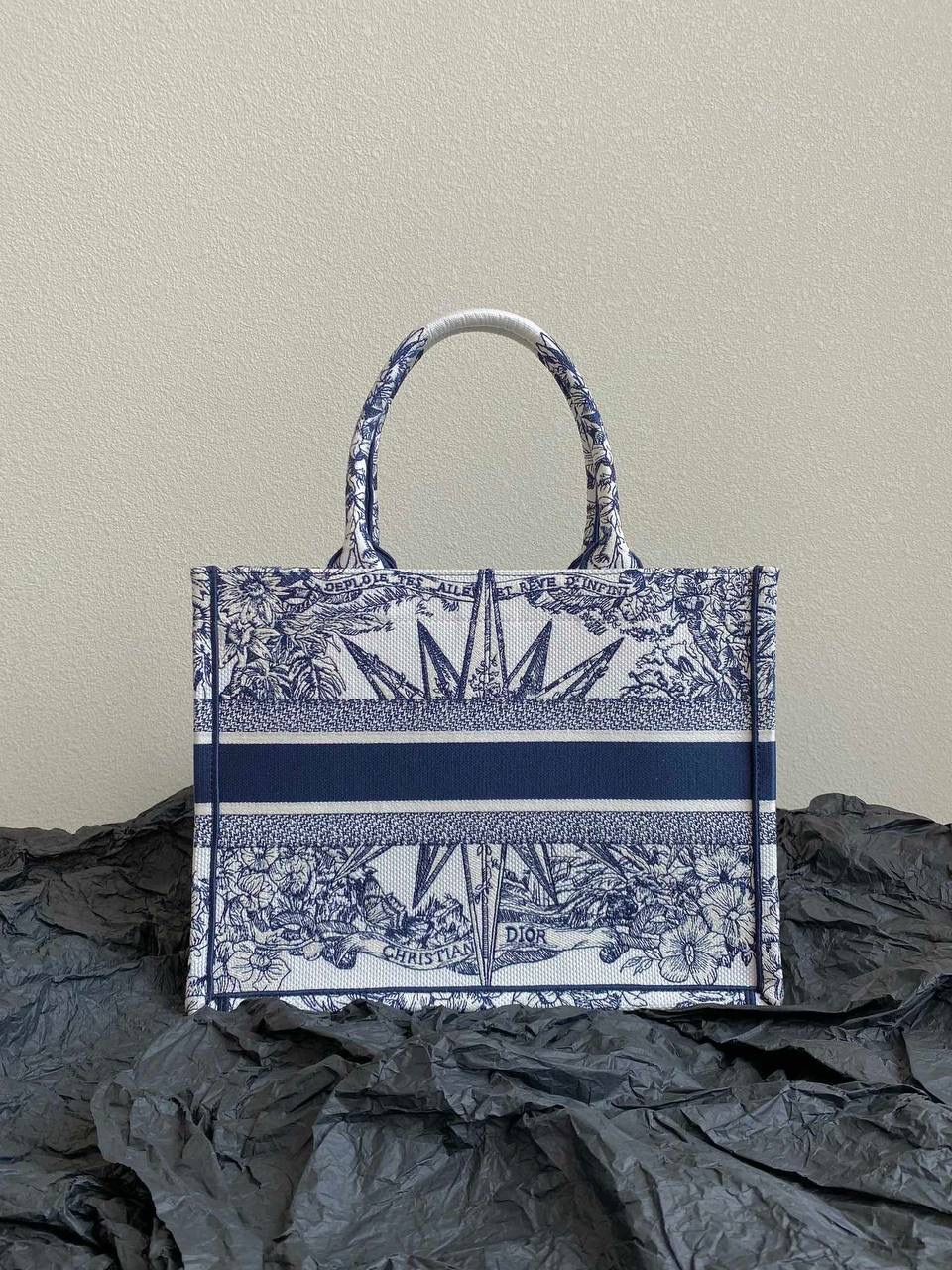 🈶蓝色中号 𝗖𝗗 𝗕𝗼𝗼𝗸 𝗧𝗼𝘁𝗲 23圣诞限定🎄 今年的无限梦境主题也太戳了！ 如星光璀璨，如宇宙般浩瀚 中间的星星宛如从海中诞生的维纳斯🌟🌟 太有视觉冲击力了，神秘而梦幻 像我们每个人都是星辰～ 浪漫到极致，这系列很难不买啊 36×27×16cm