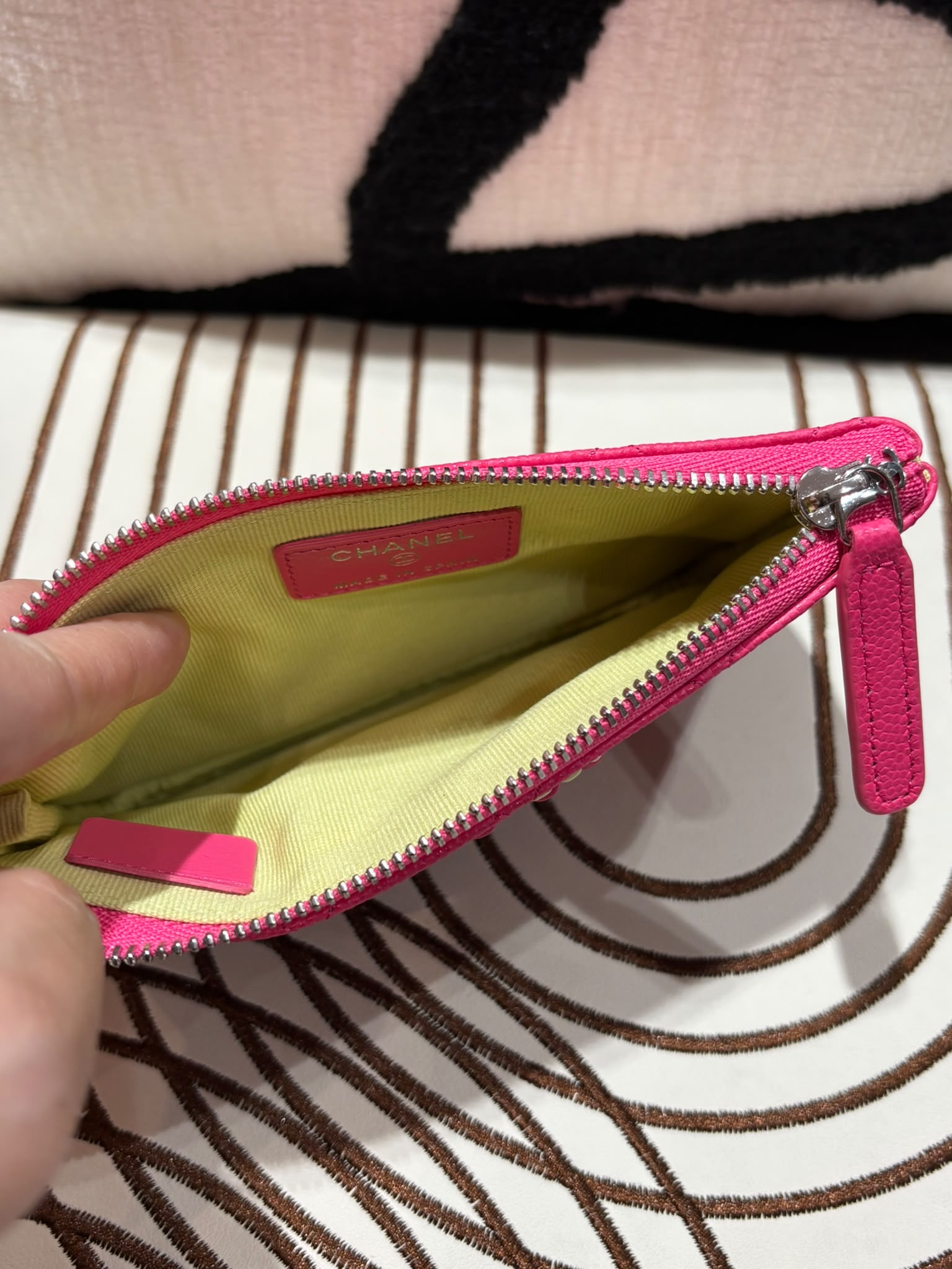 未使用品 Chanel 19 Mini Zip pouch 荔枝牛皮 100%Authentic,未使用unused ✅晶片貼✅塵袋