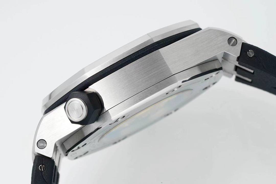 IPF打造经典——爱彼15710潜水之王！3120一体机芯，打造内在外在最强复刻 1.表壳采用多次打磨，只为了棱角数据吻合，材质触摸感觉一致； 2.最强机芯夹板打磨，特调色18K玫瑰金自动托颜色； 3.最人性化的可松动头粒缓冲区域，确保吻合原装设计； 4.最立体和最工整的盘面“饼干纹理”保证和正品一模一样： 5.最持久的夜光和对的最齐的内应刻度，IPF直击重点。 6.采用原装一致的装配结构，做到细微一致！ 7.最接近原装的指针，切面锋利整齐无毛刺； 8.最接近原装日历放大镜，通透性市面最强； 9.最强蓝宝镜面通透感官，并镀有防眩晕增透镀膜； 最最主要的机芯：采用一体AP.CAL.3120机芯，功能稳定，动力储存原装一致的41小时，外观一致！潜水之王，重新归来！