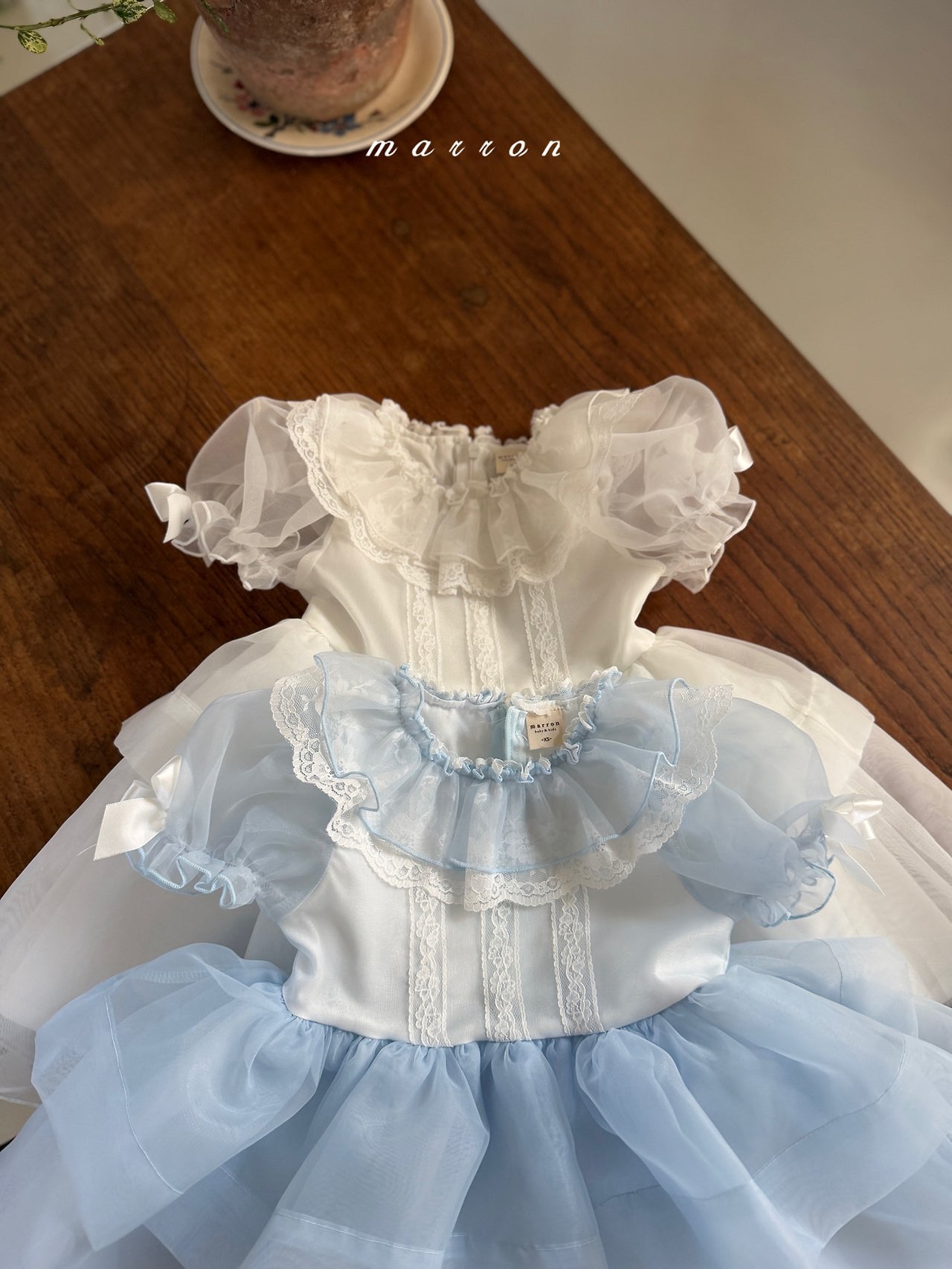 ☀️預訂 韓國直送☀️🇰🇷Marron兩色寶石絲帶蕾絲薄紗泡泡袖連身裙