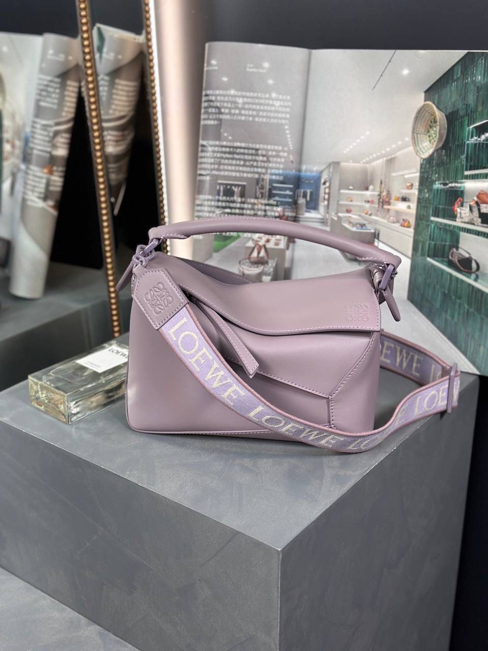 𝙿𝚞𝚣𝚣𝚕𝚎 𝚎𝚍𝚐𝚎 【朕品】 - 23早春🔥 尺寸:24×16.5×10.5cm 编码:052239香芋紫 灵感来自于中国古代陶瓷的单色釉料，在原本经典几何造型升级改版，采用同色系五金配件，同色系提花肩带（可调节长度）和同色系陶瓷小兔子挂饰。 除了色彩上的灵感，单色釉的缎面牛皮革材质，更加光滑柔软，给包包增添更多新鲜感，以现代视角诠释着单色釉的至雅之美❤️