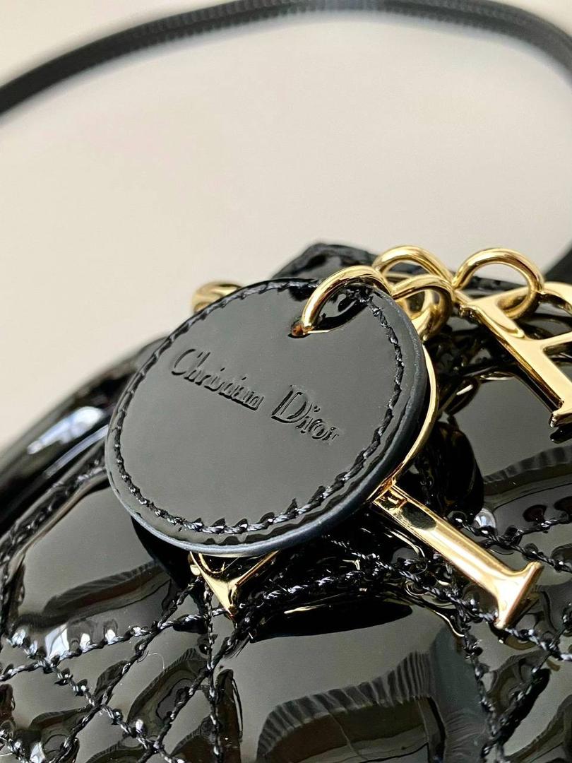 𝗗𝗜𝗢𝗥 𝗺𝗶𝗰𝗿𝗼 𝗹𝗮𝗱𝘆 𝗯𝗮𝗴 漆皮黑 火爆全网的最新超mini系列 天阿噜！小小只，简直太太太太可爱了！ 精致到巴掌大小，无敌治愈我这颗少女的心啊！！🖤🖤 size：12×10×5cm