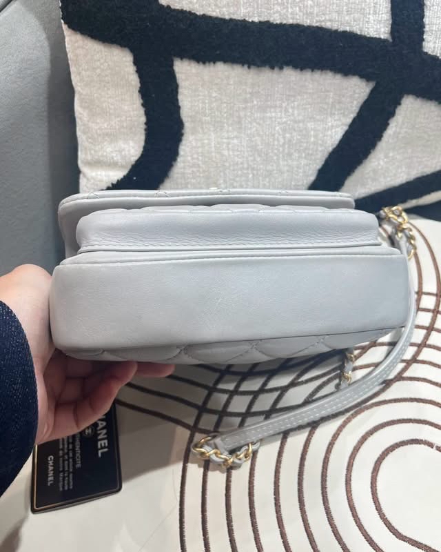 Chanel flap bag with handle  100%Authentic, 95%new ✅card ✅dust bag ✅box 